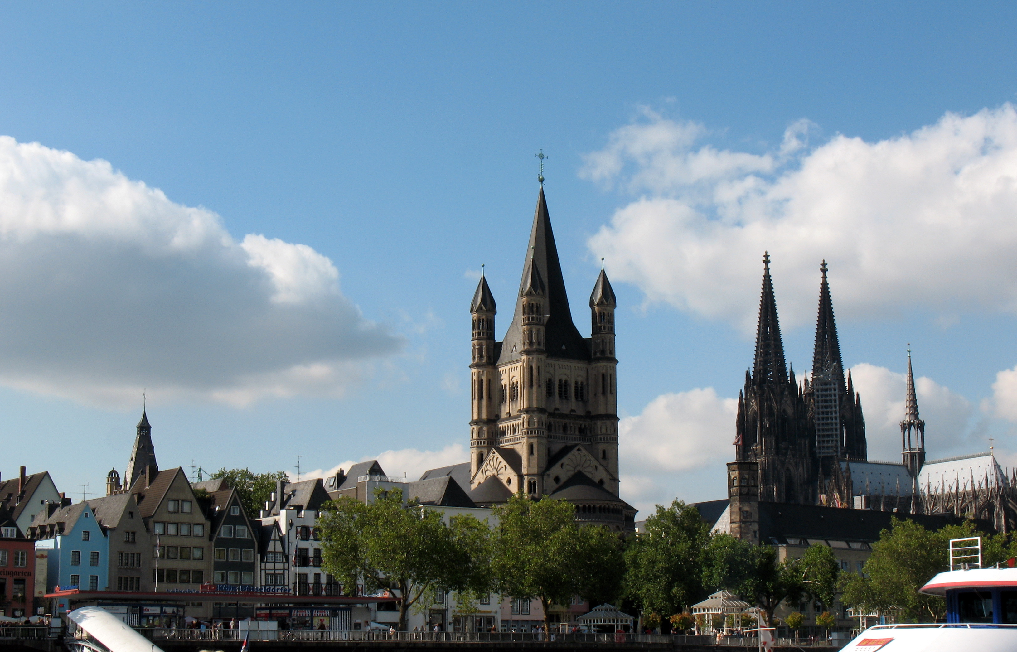 Kölner Altstadt mit Silhouetten des Kölner Doms und Groß Sankt Martin