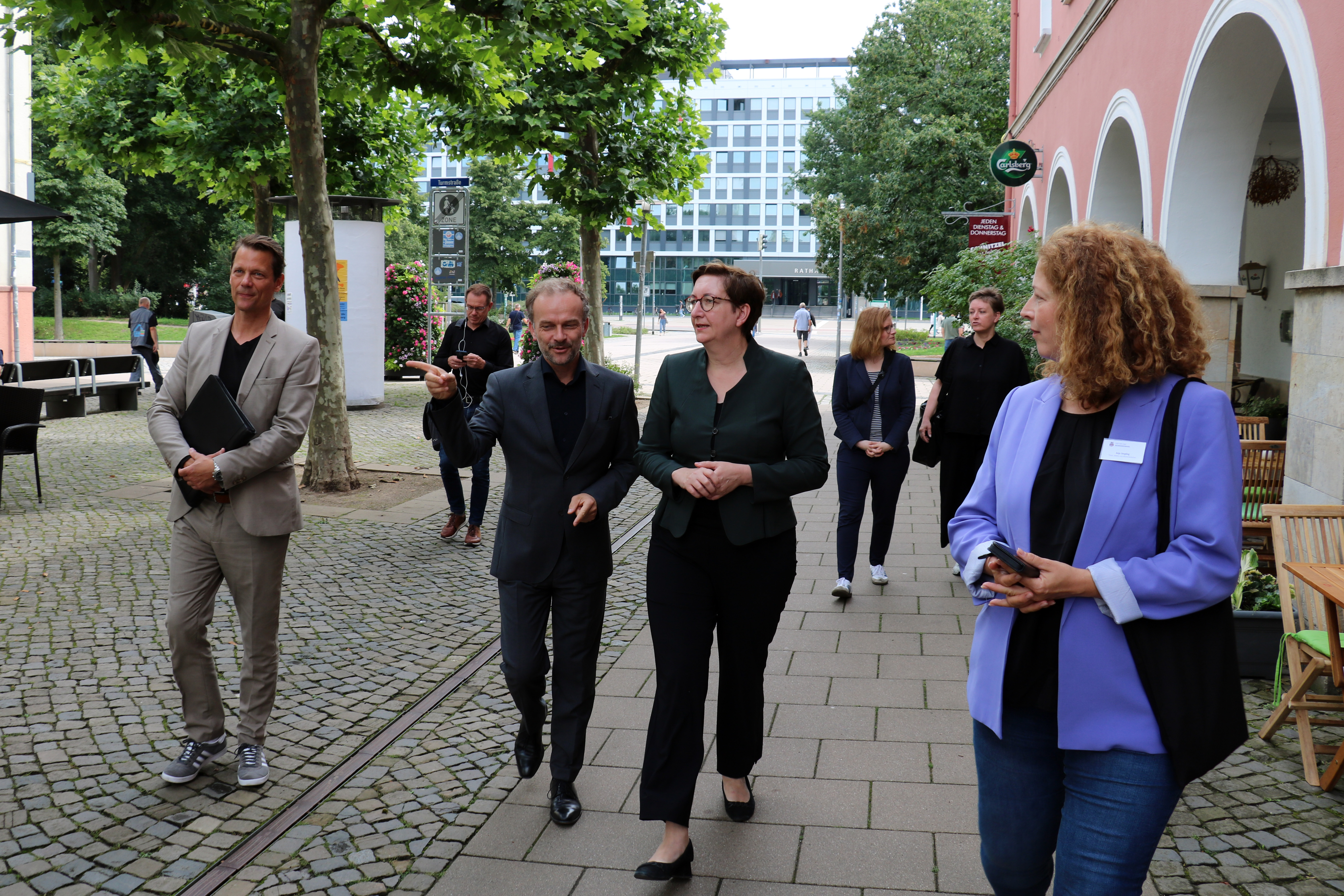 Menschengruppe läuft durch Fußgängerzone