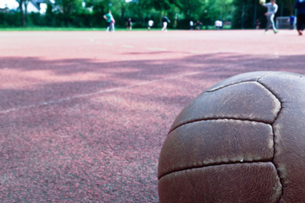 Vor dem Bauausschuß des Bundestags hat ein Experte den Sanierungsbedarf der Sportstätten in Deutschland auf einen „zweistelligen Milliardenbereich“ geschätzt.