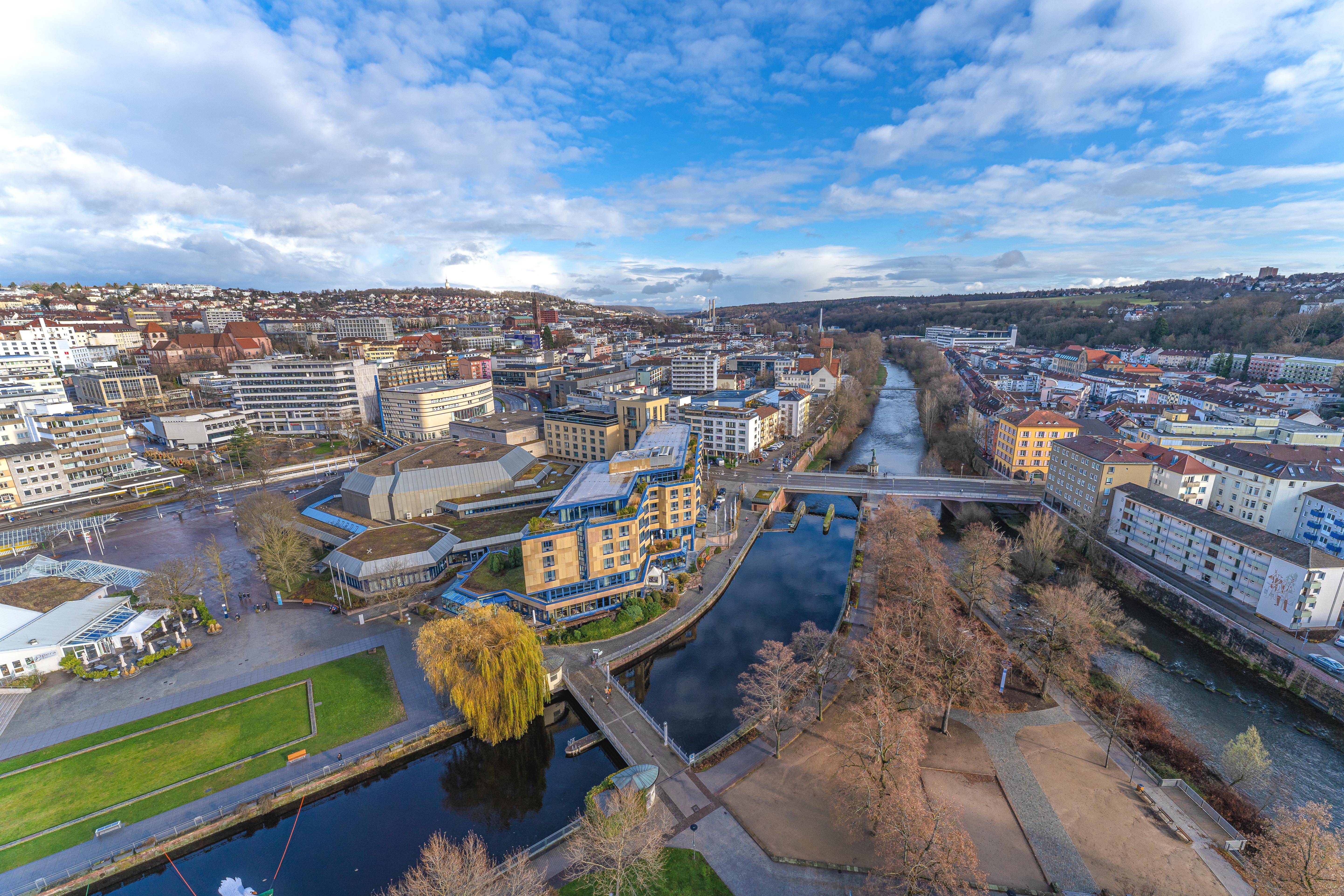 Luftbild von einer Stadt am Fluss