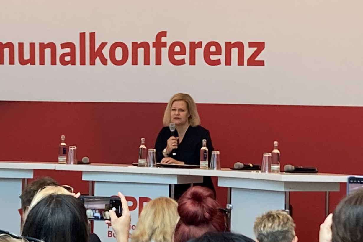 Bundesinnenministerin Nancy Faeser hält eine Rede auf der Kommunalkonferenz der SPD-Fraktion. 