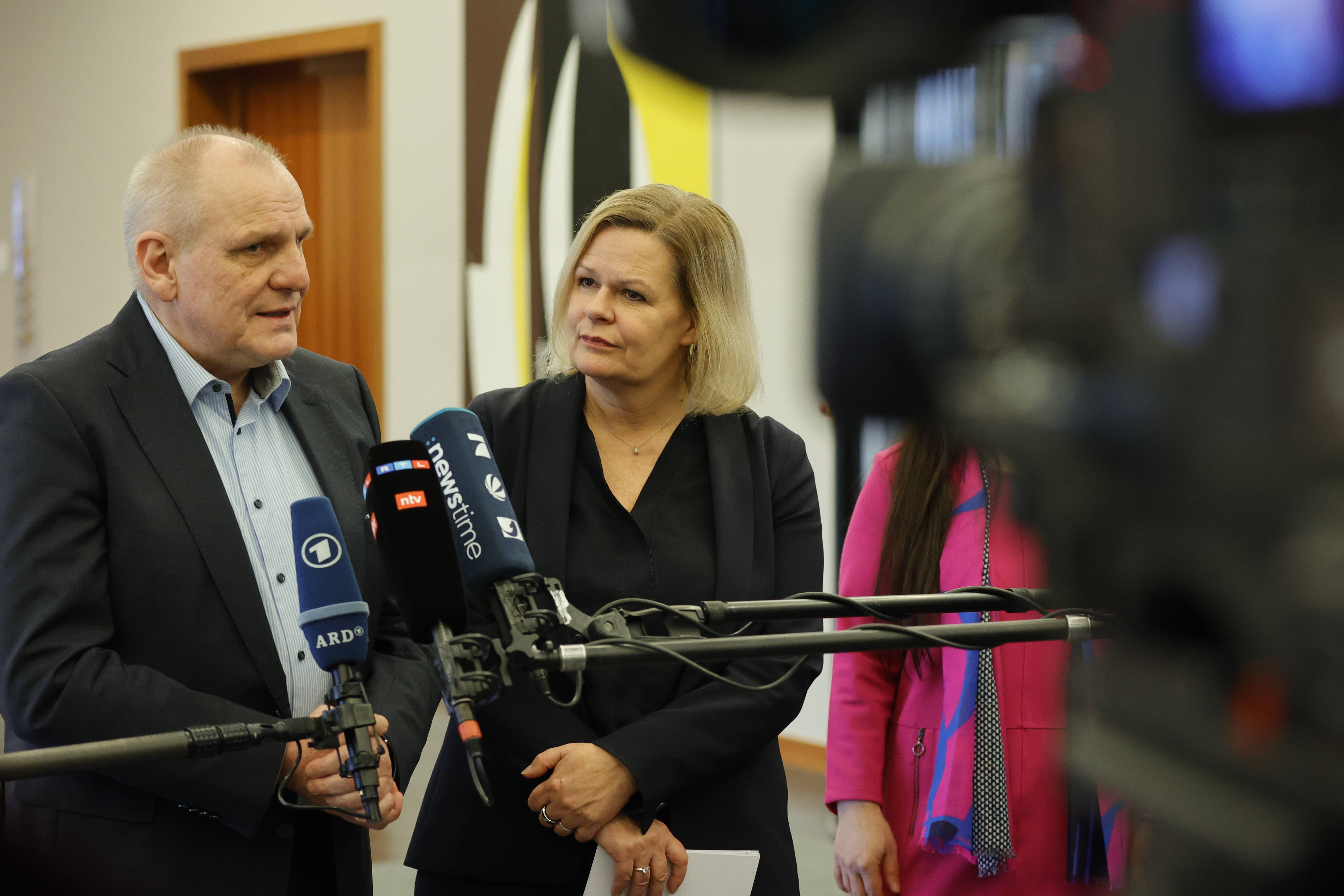 Beelmann und Faeser geben ein Pressestatement