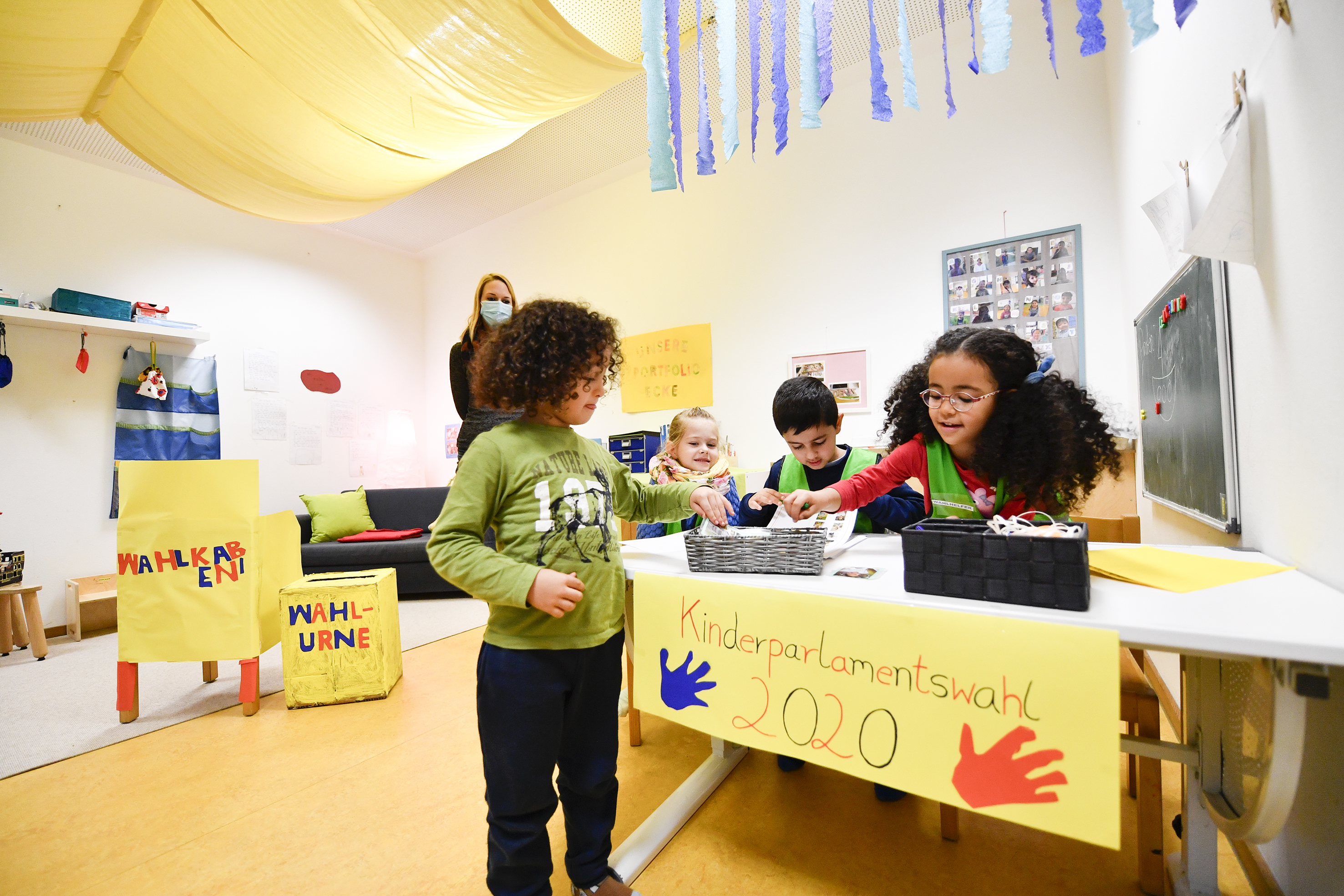 In vielen Städten und Gemeinden wählen Kinder und Jugendliche eigene Parlamente - so können auch sie in der Kommunalpolitik mitreden.