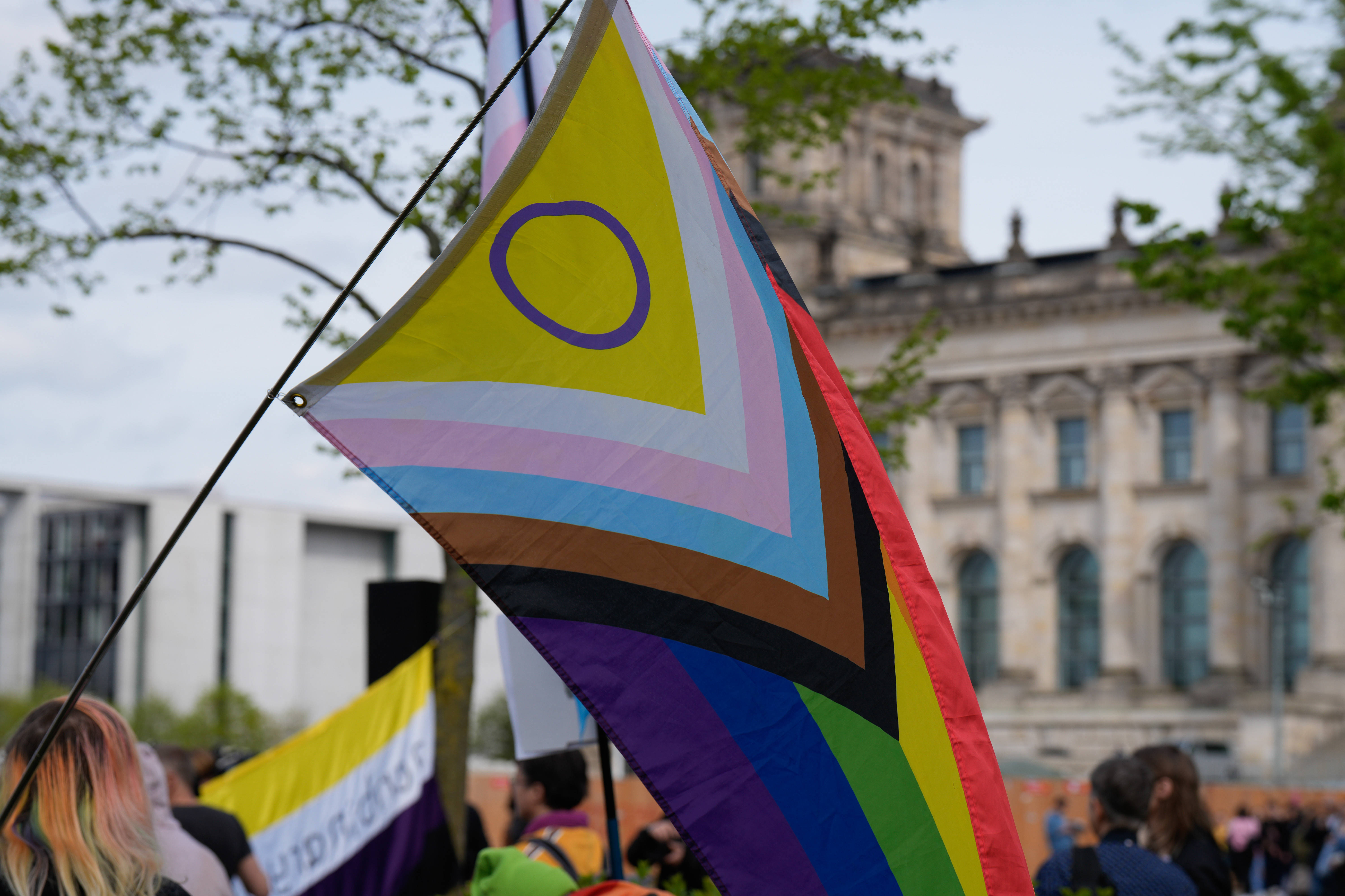 Pride-Flagge vor dem Bundestag