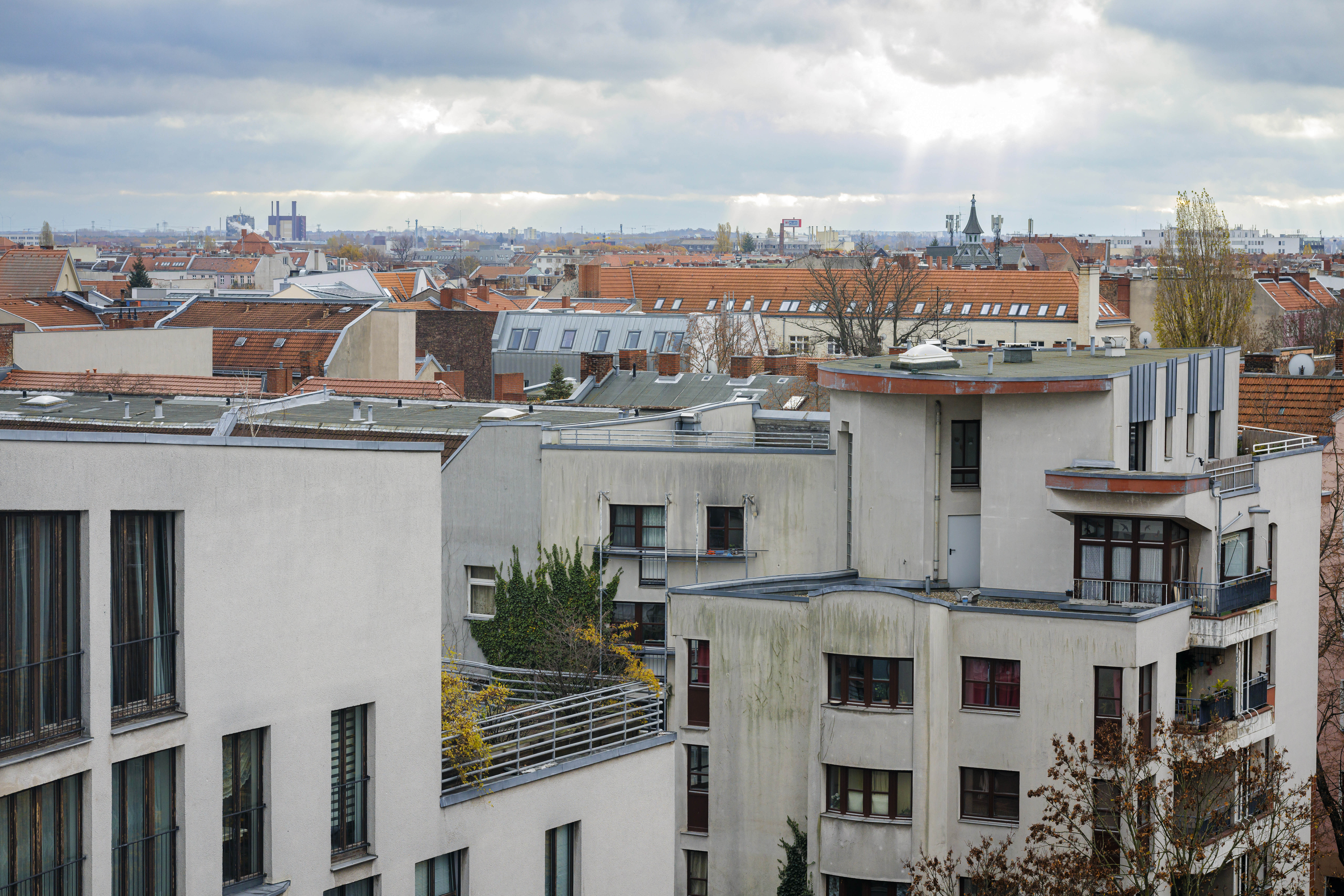 Blick von oben auf großstädtische Häuserblöcke