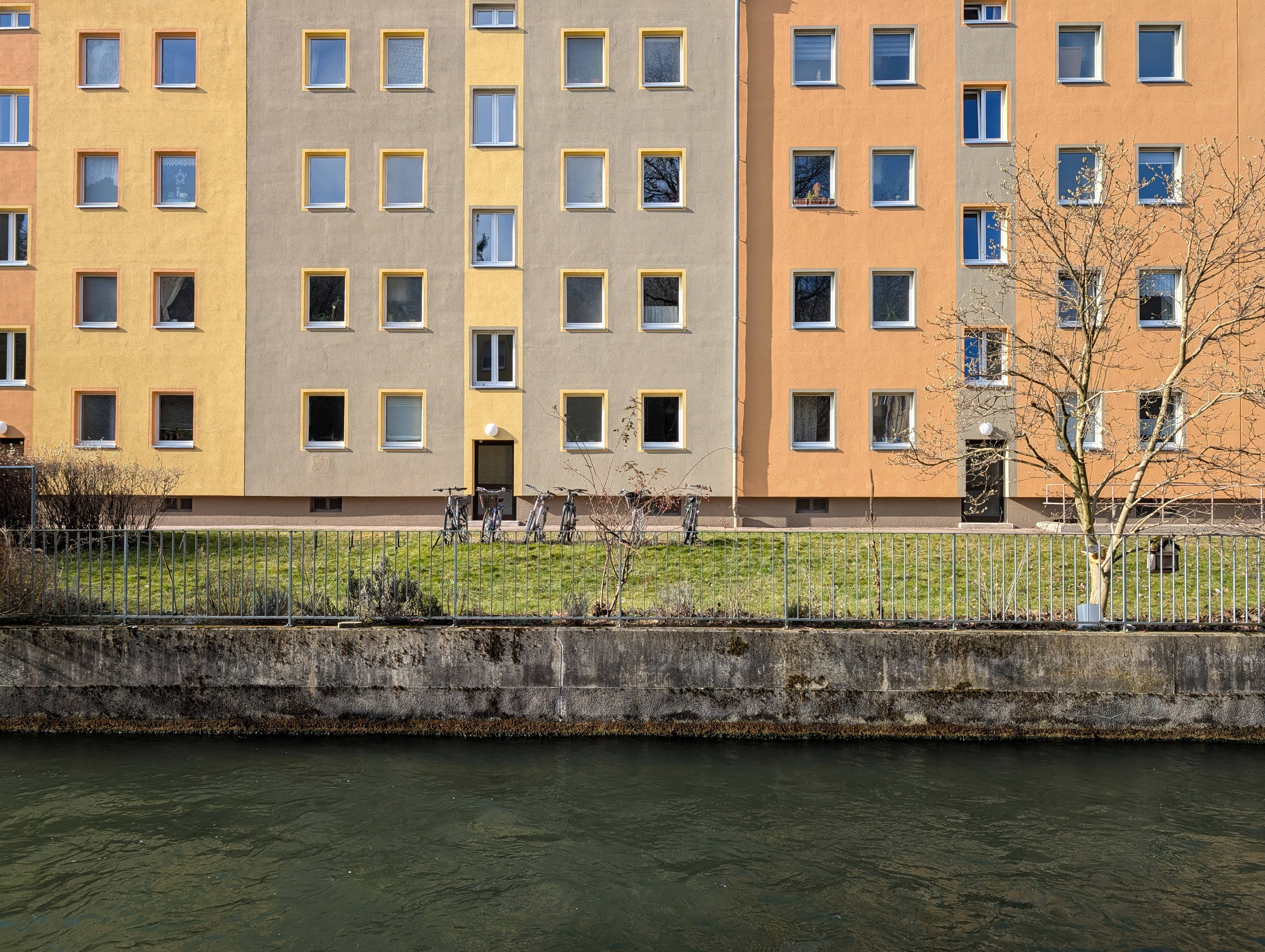 Fassade eines Wohnungsblockes an einem Flussufer