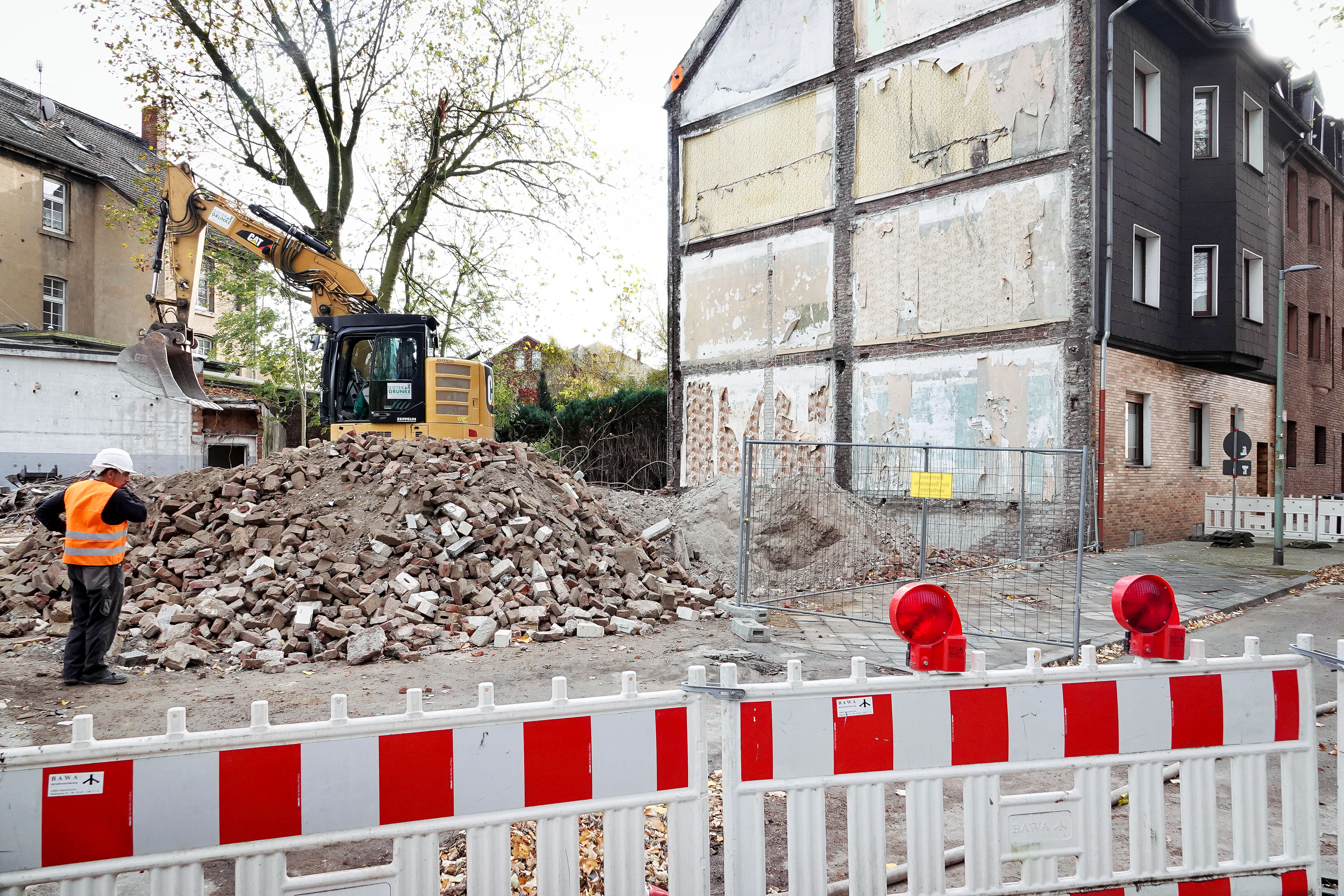 Bagger und Schutthaufen