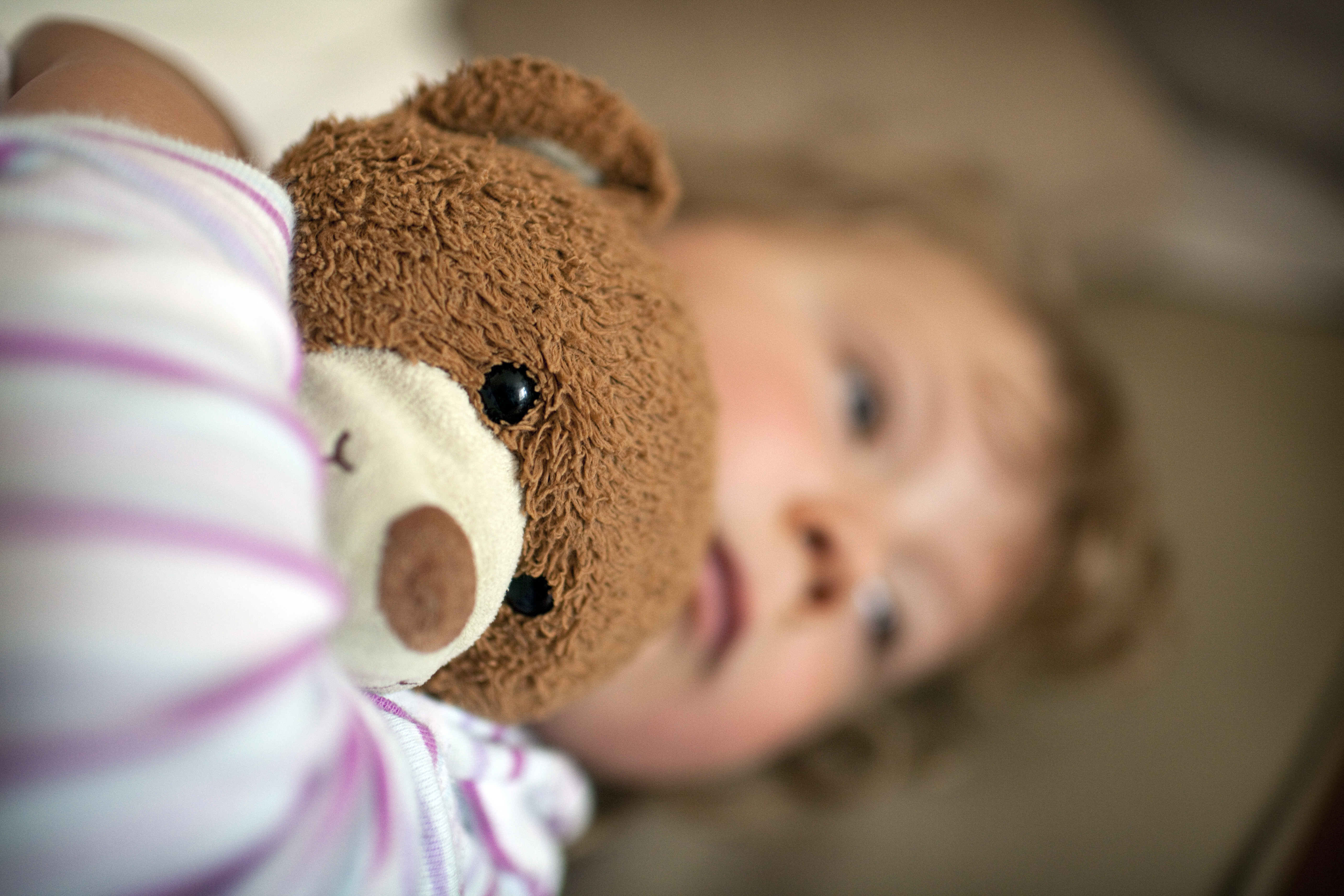 Kind mit Teddy