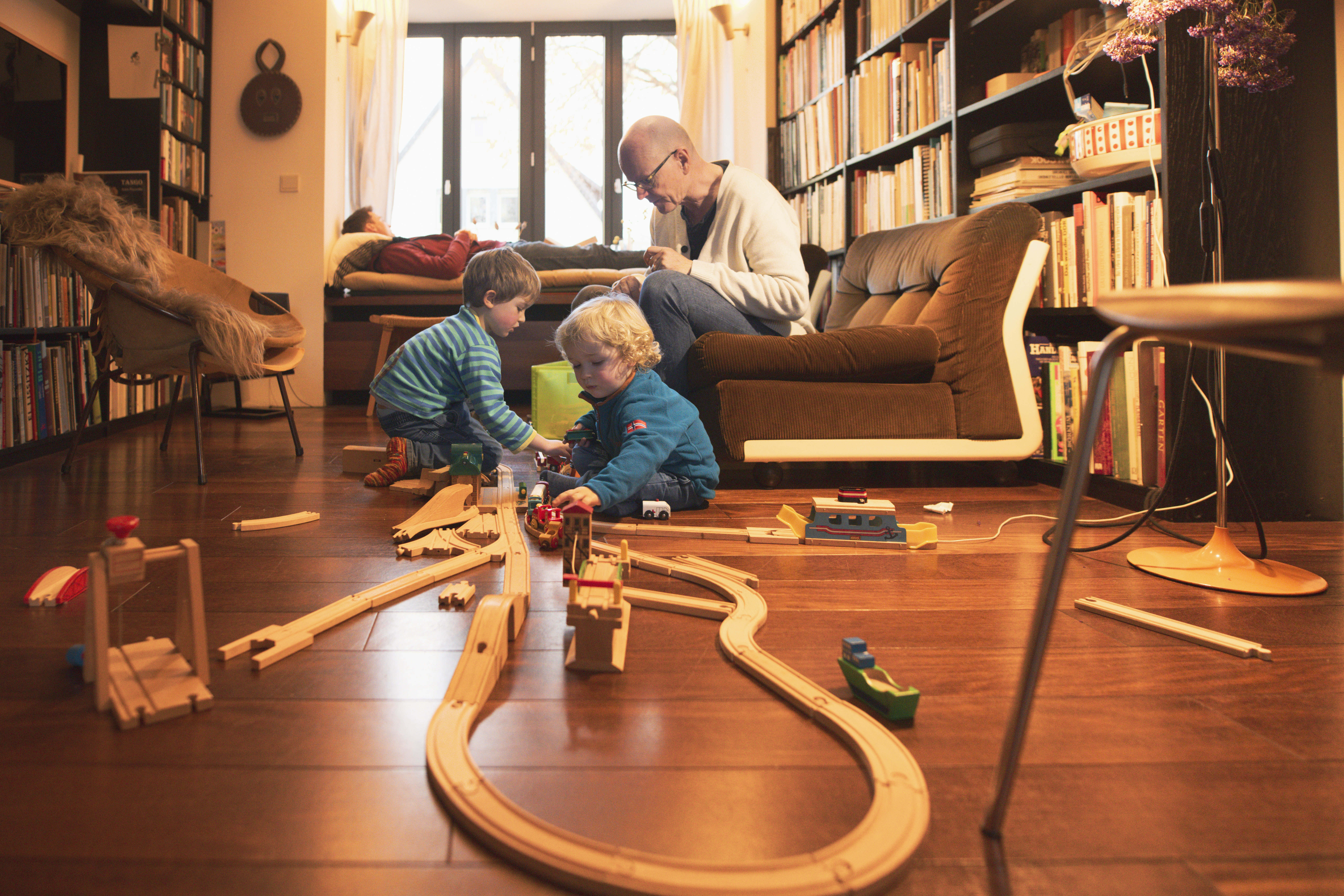 Kinder spielen mit Holzeisenbahn