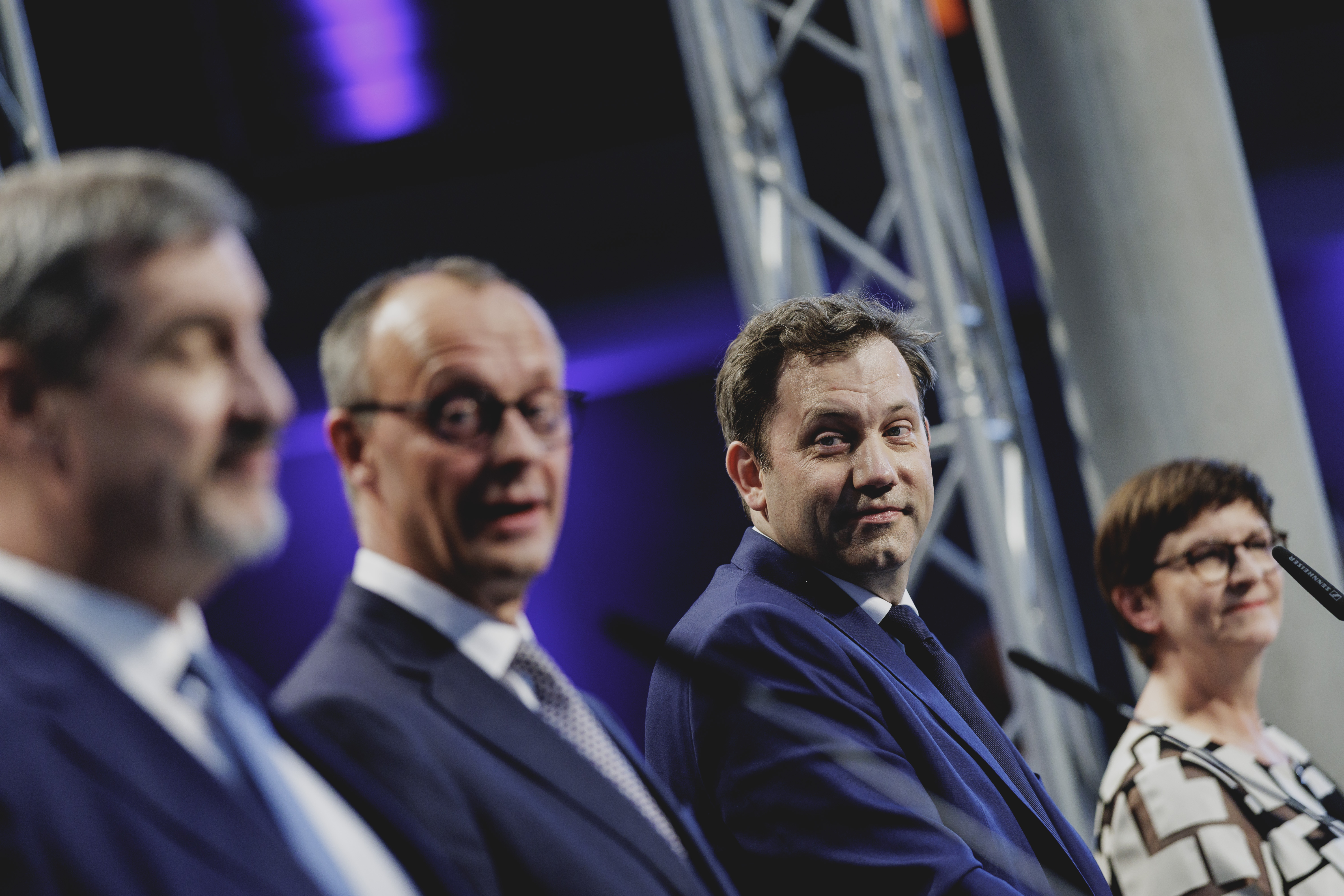 Söder, Merz, Klingbeil und Esken nebeneinander an Rednerpulten