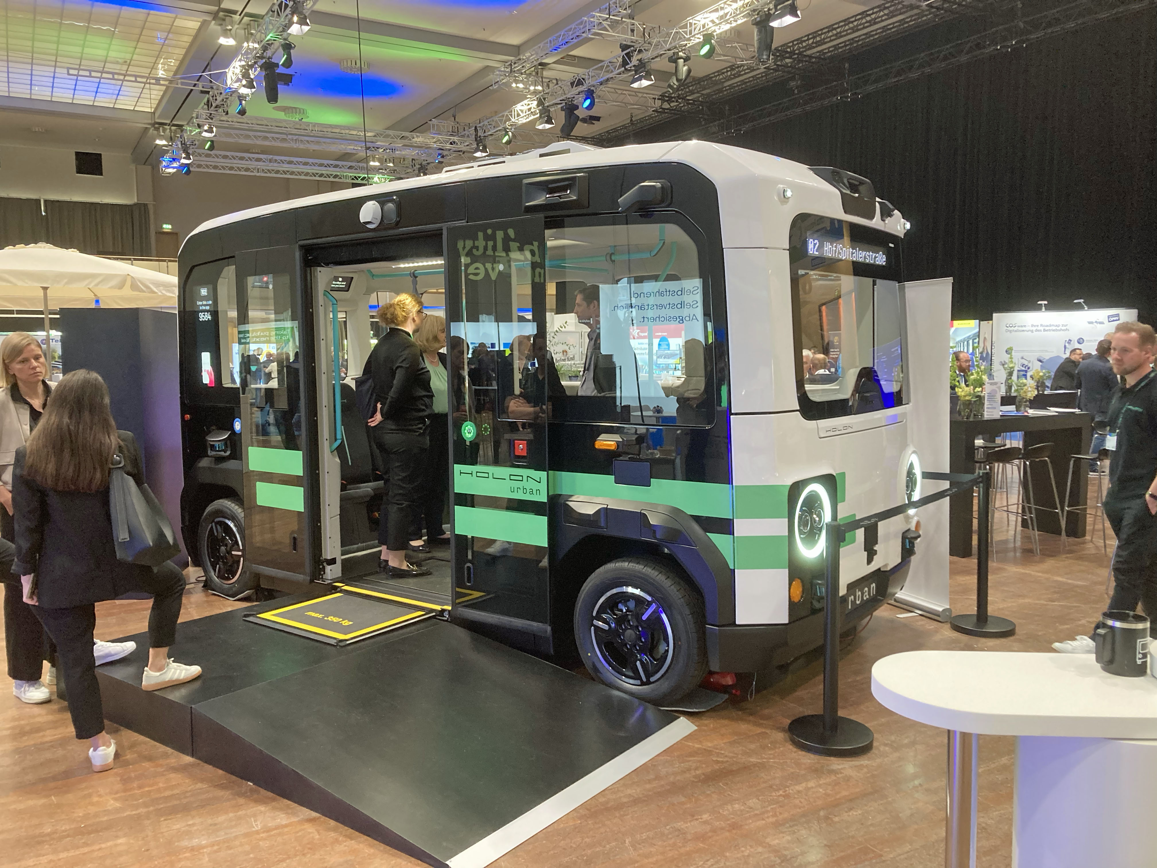 Bus-Shuttle in Messehalle