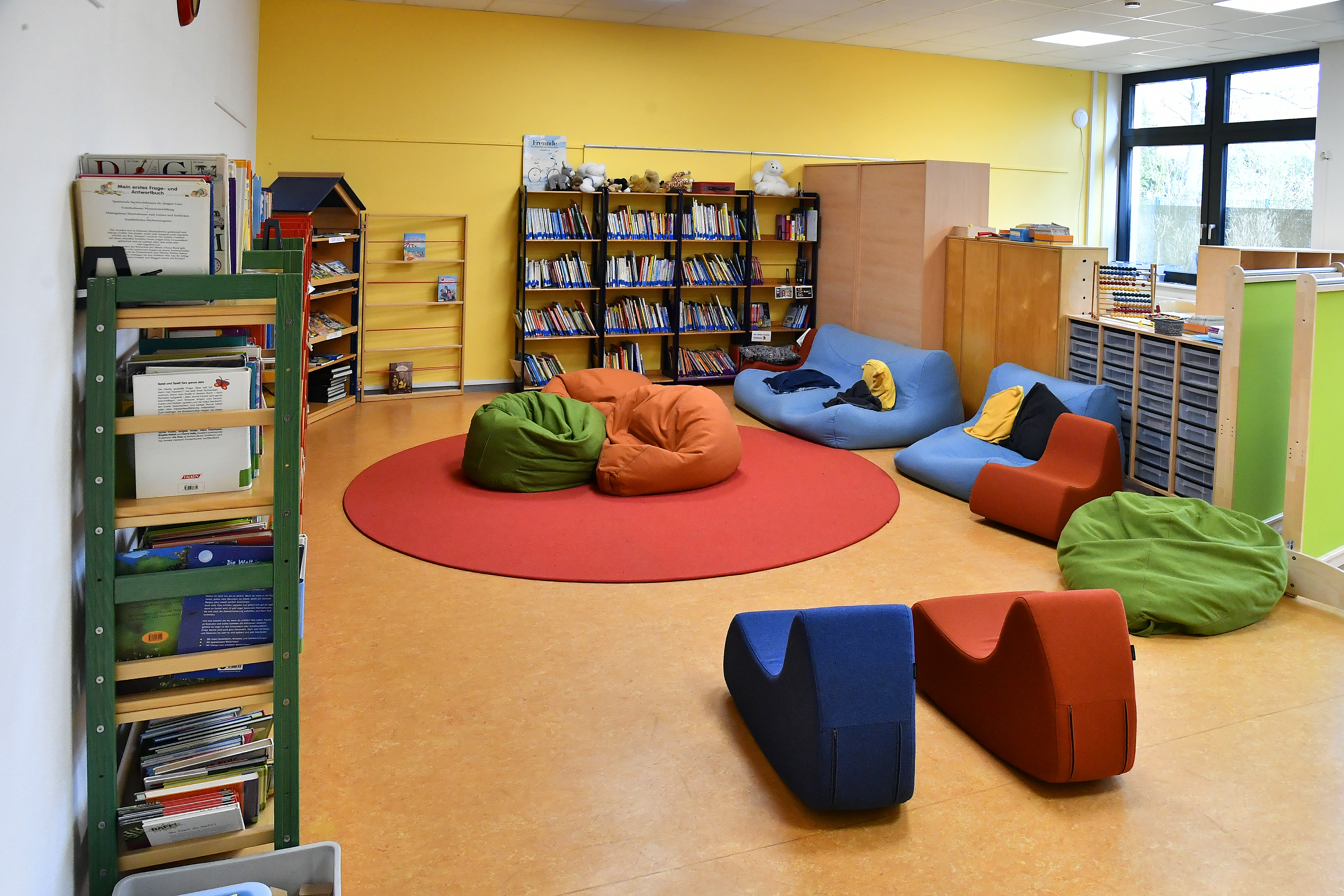 Schulbibliothek mit gemütlichen Sitzgelegenheiten