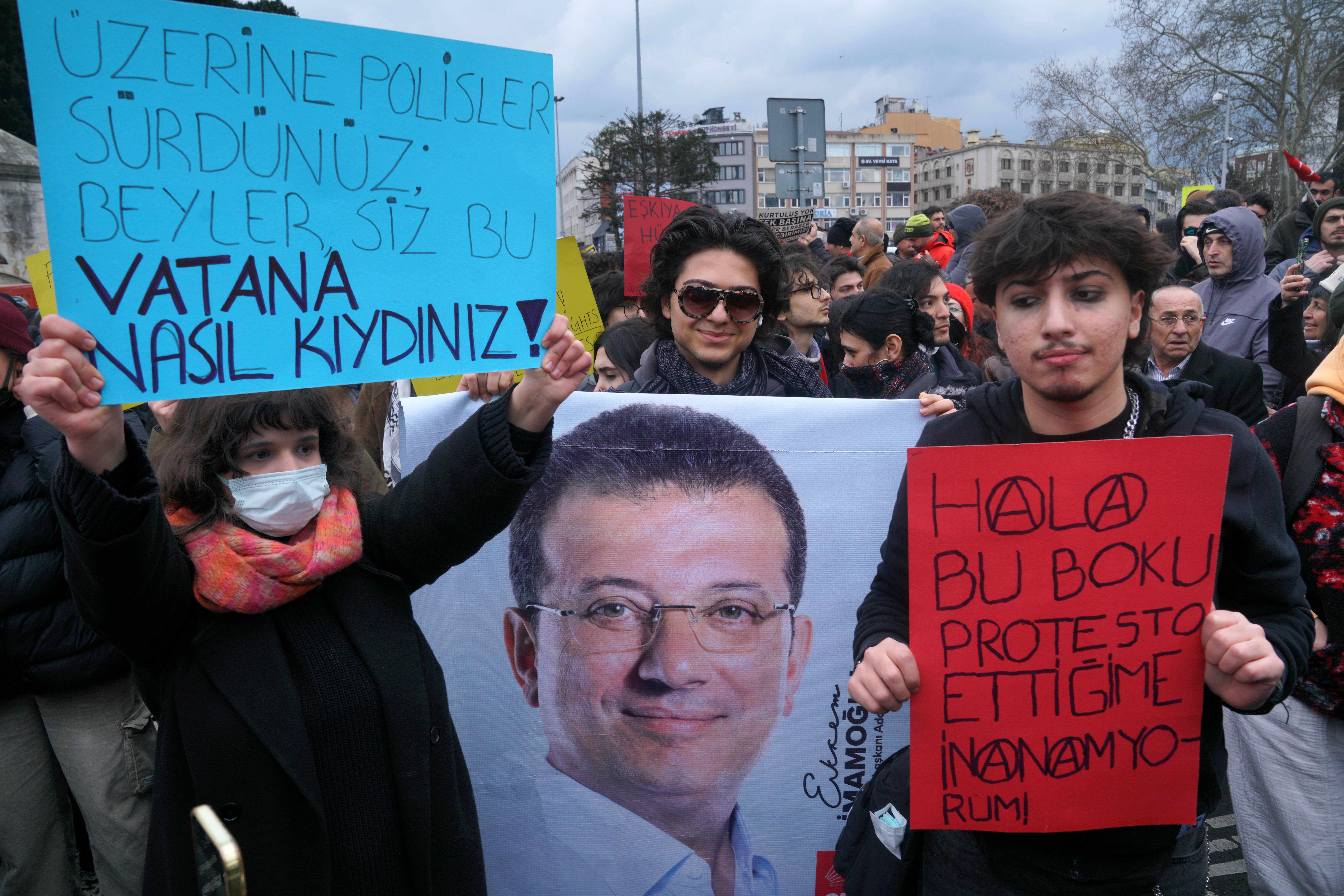 Demonstration gegen die Infaftierung des Istanbuler Obersürgermeisters Ekrem Fatih. Eine Demonstrantin hält eine Fahne mit seinem Portrait in den Händen. 
