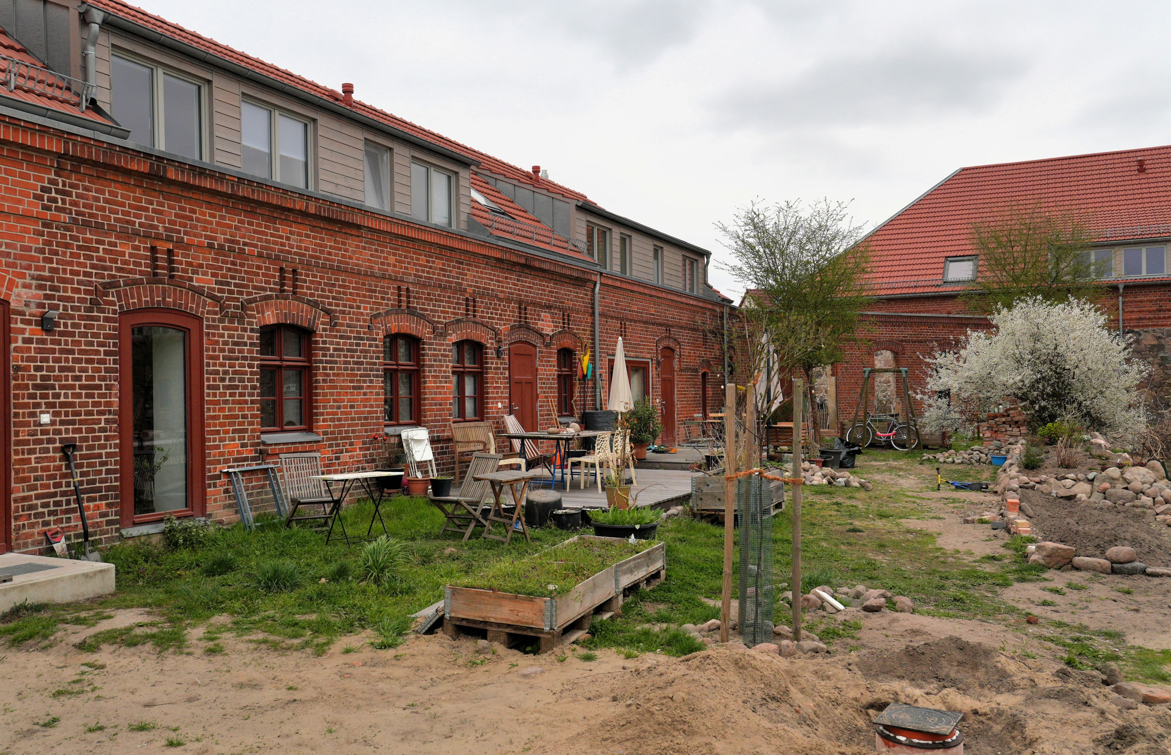 Hofgebäude aus roten Backsteinen