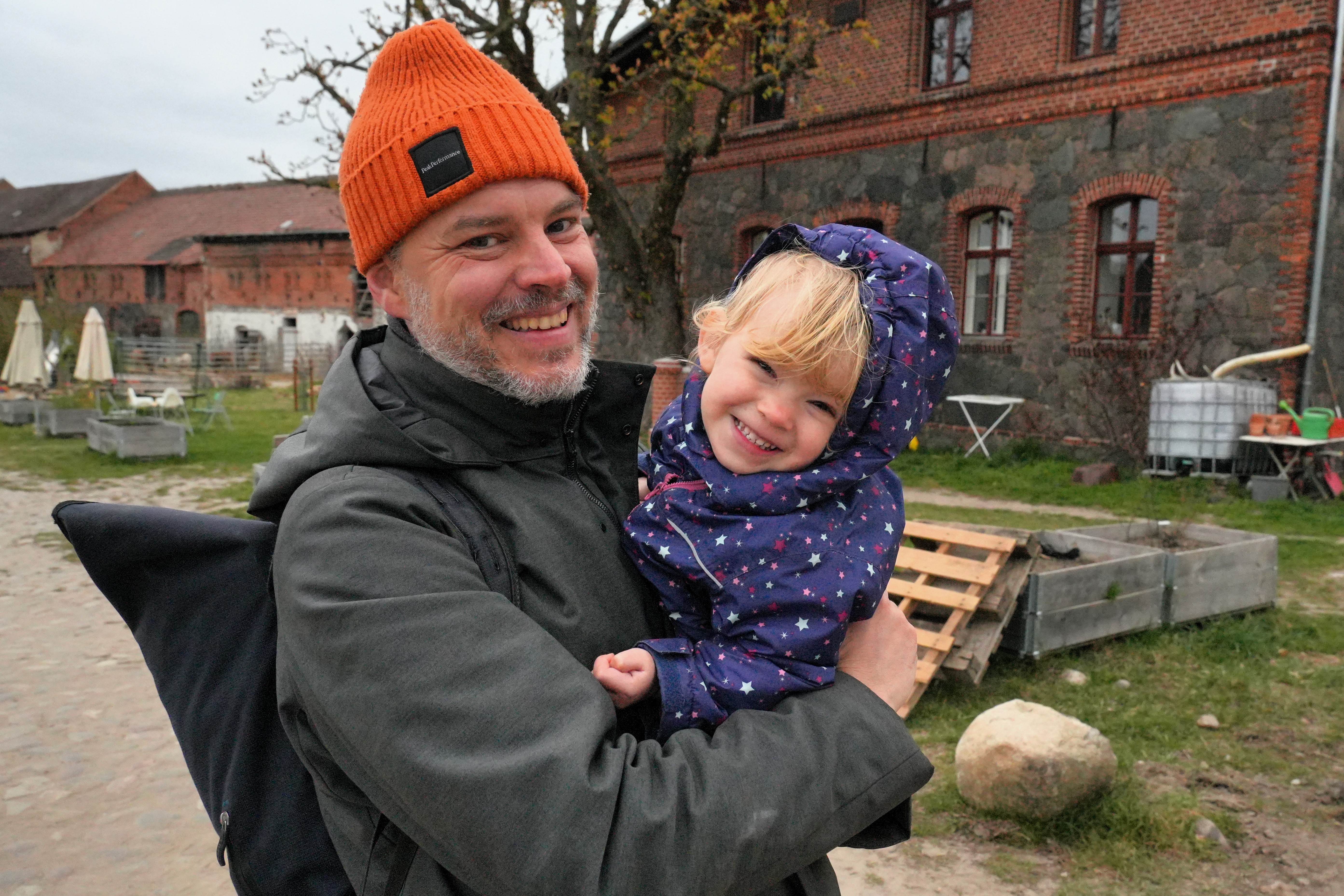 Mann mit Kind auf dem Arm