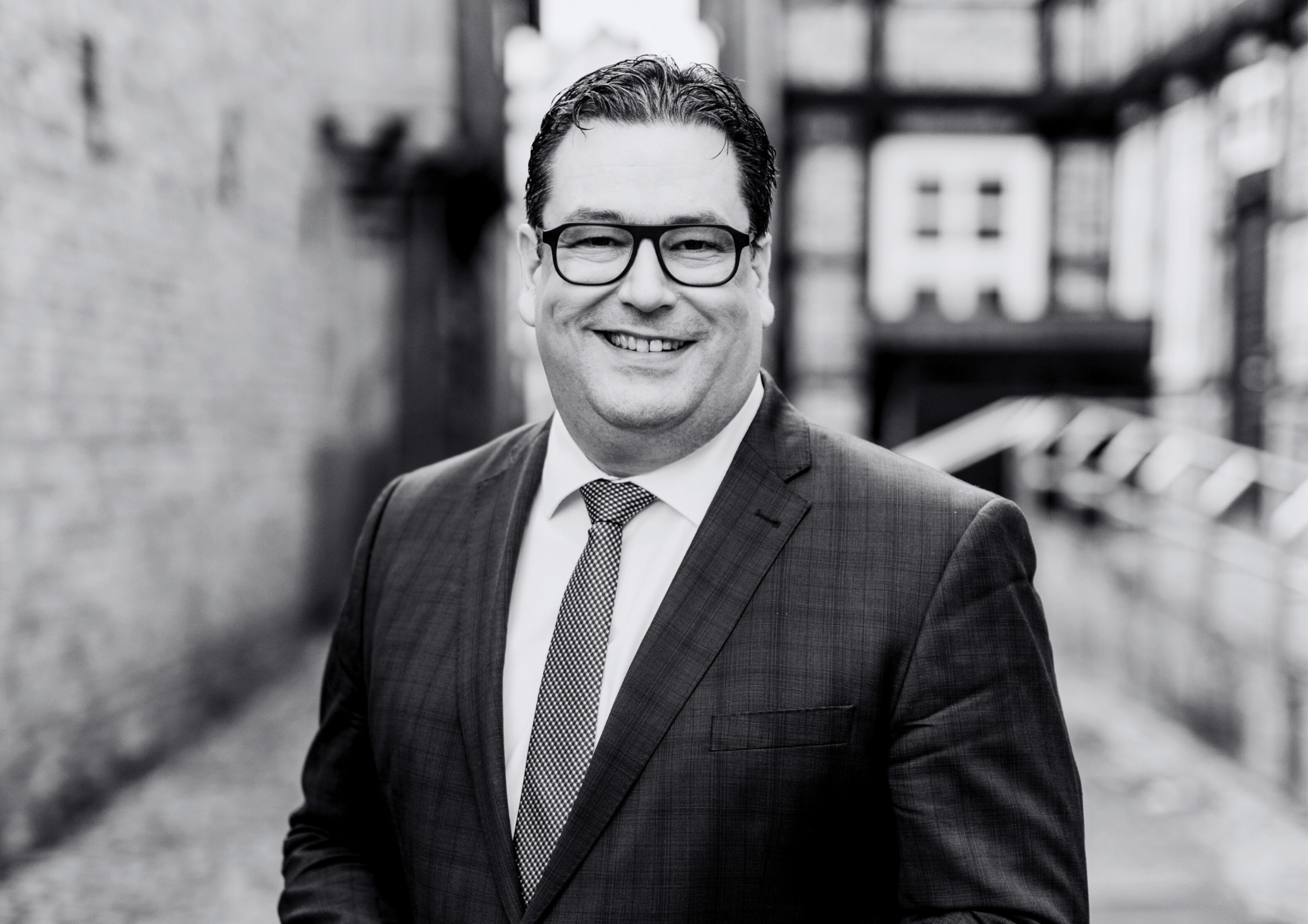 Schwarz-weiß-Foto von Landrat Tobias Heilmann