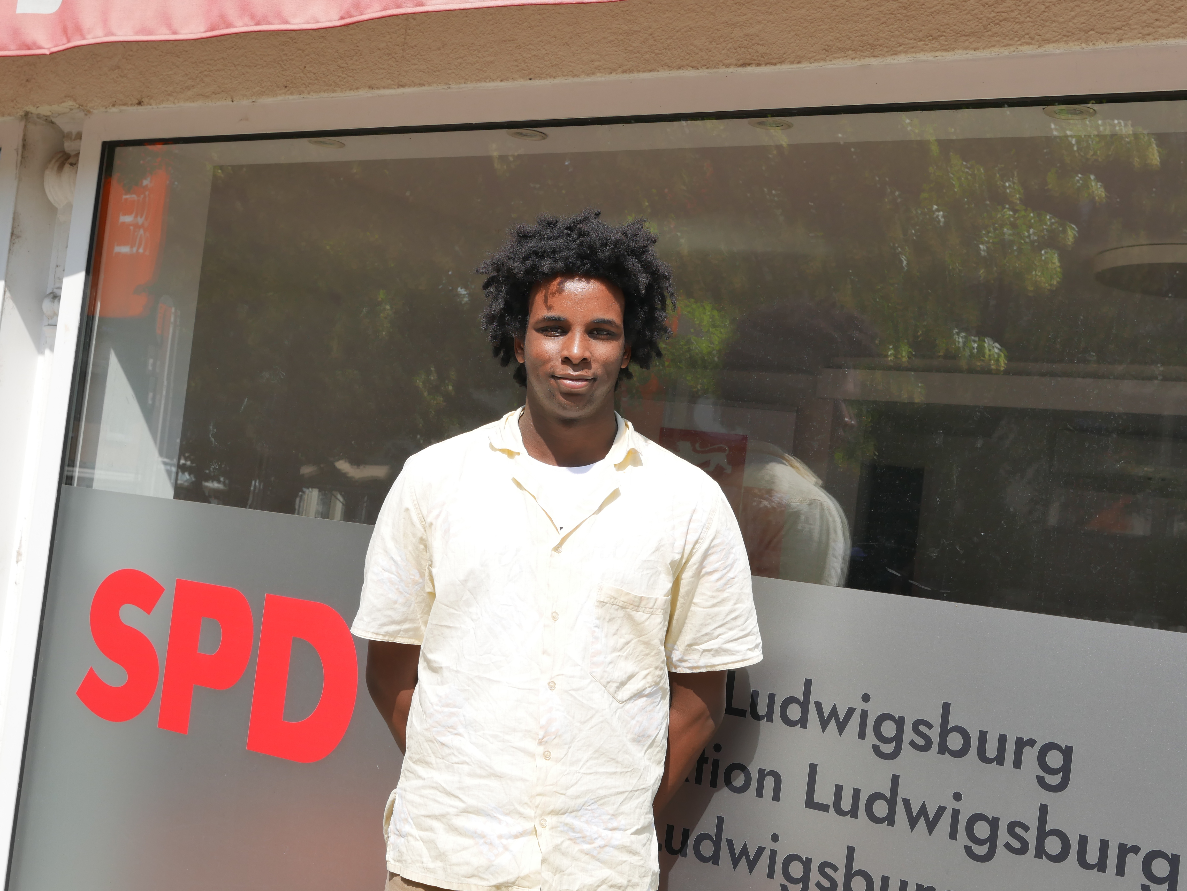 Der Juso-Kreisvorsitzende Abdirahman Ahmed vor der Geschäftsstelle des Kreisverbandes 