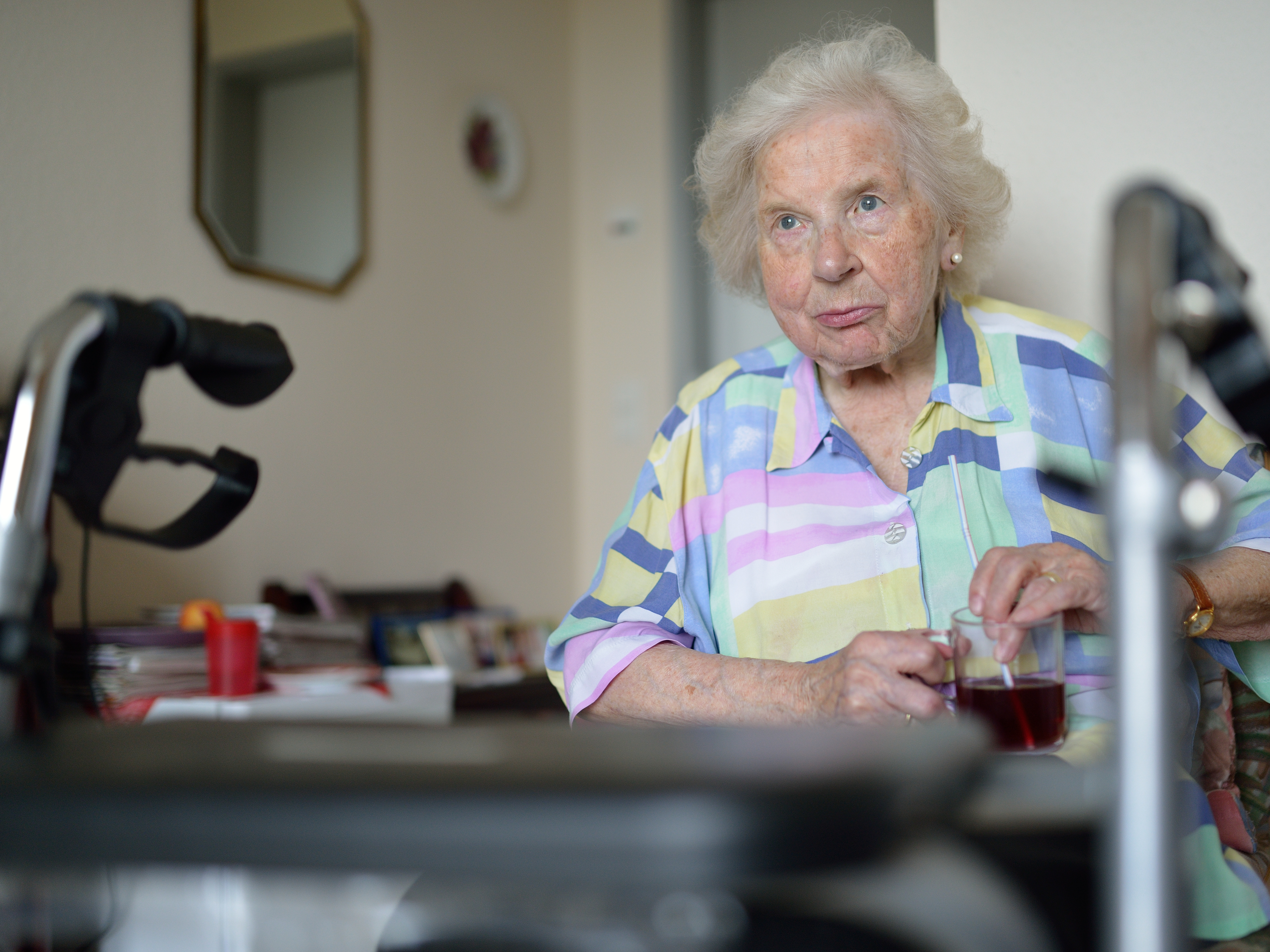 Eine ältere Patientin im Zimmer eines Pflegeheims