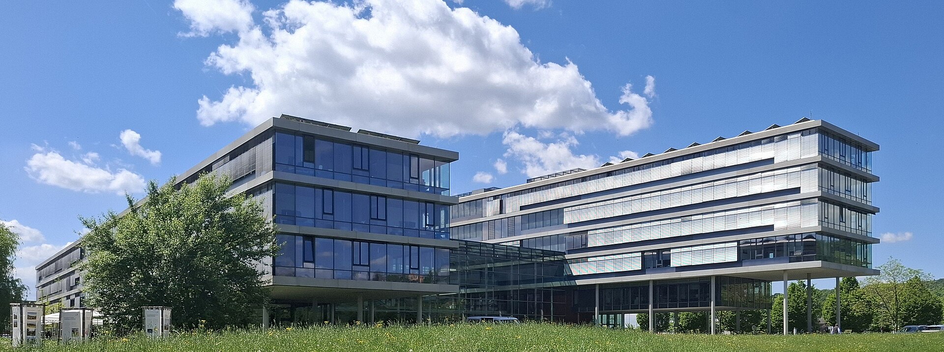 Gebäude vor blauem Himmel und Wolke