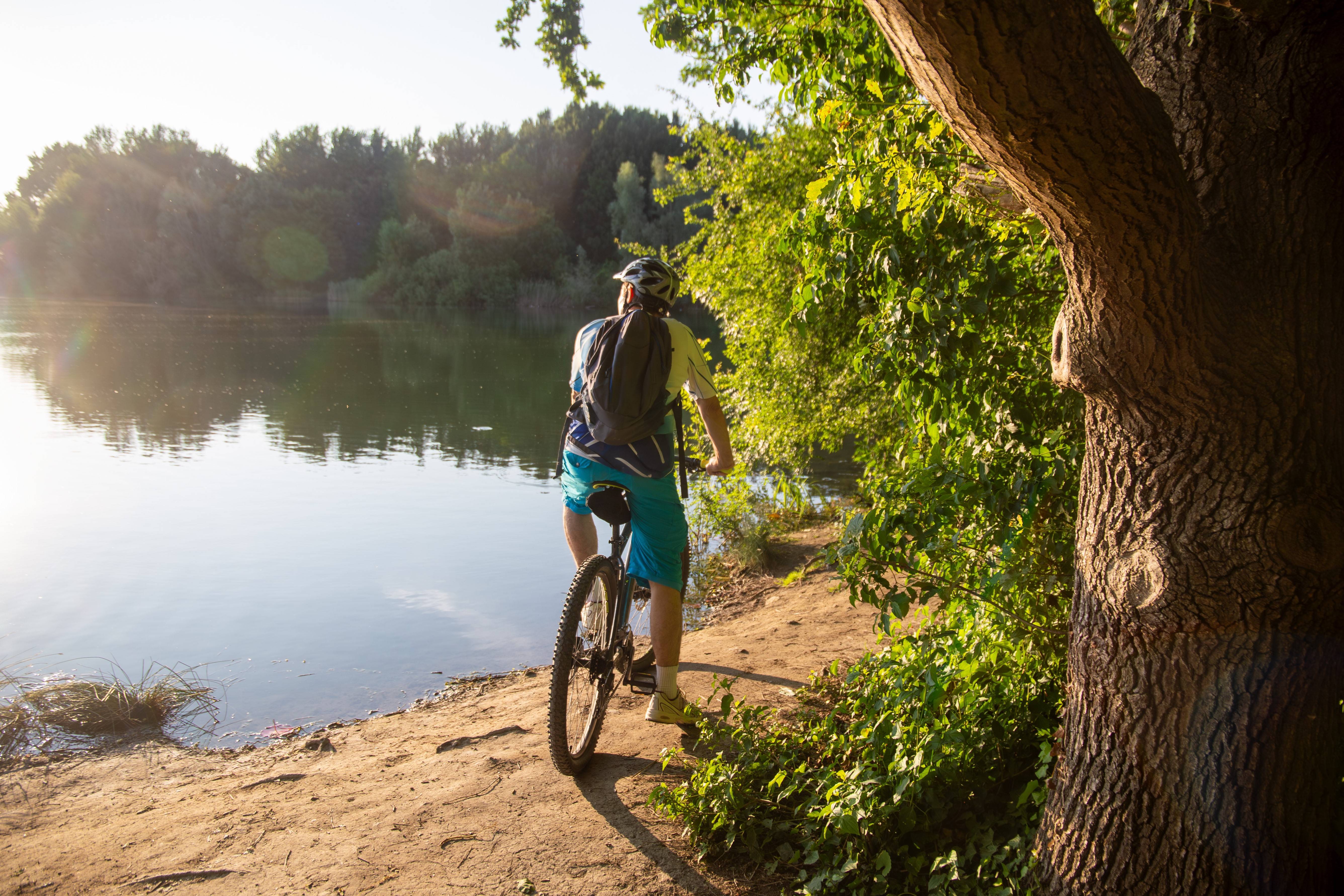 Radfahrer auf Mountainbike an einem See