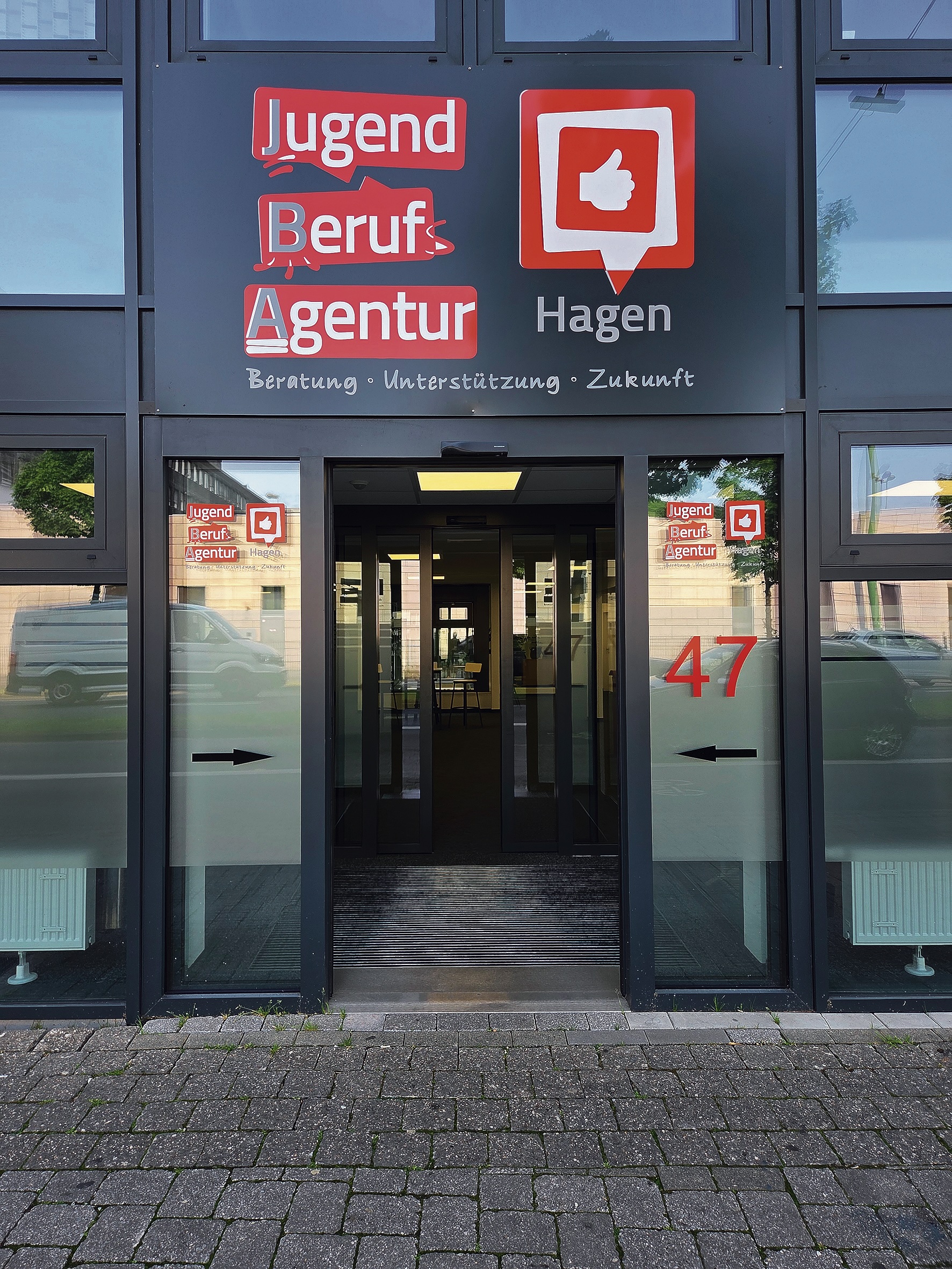 Eingangstür der Jugenberufsagentur in Hagen