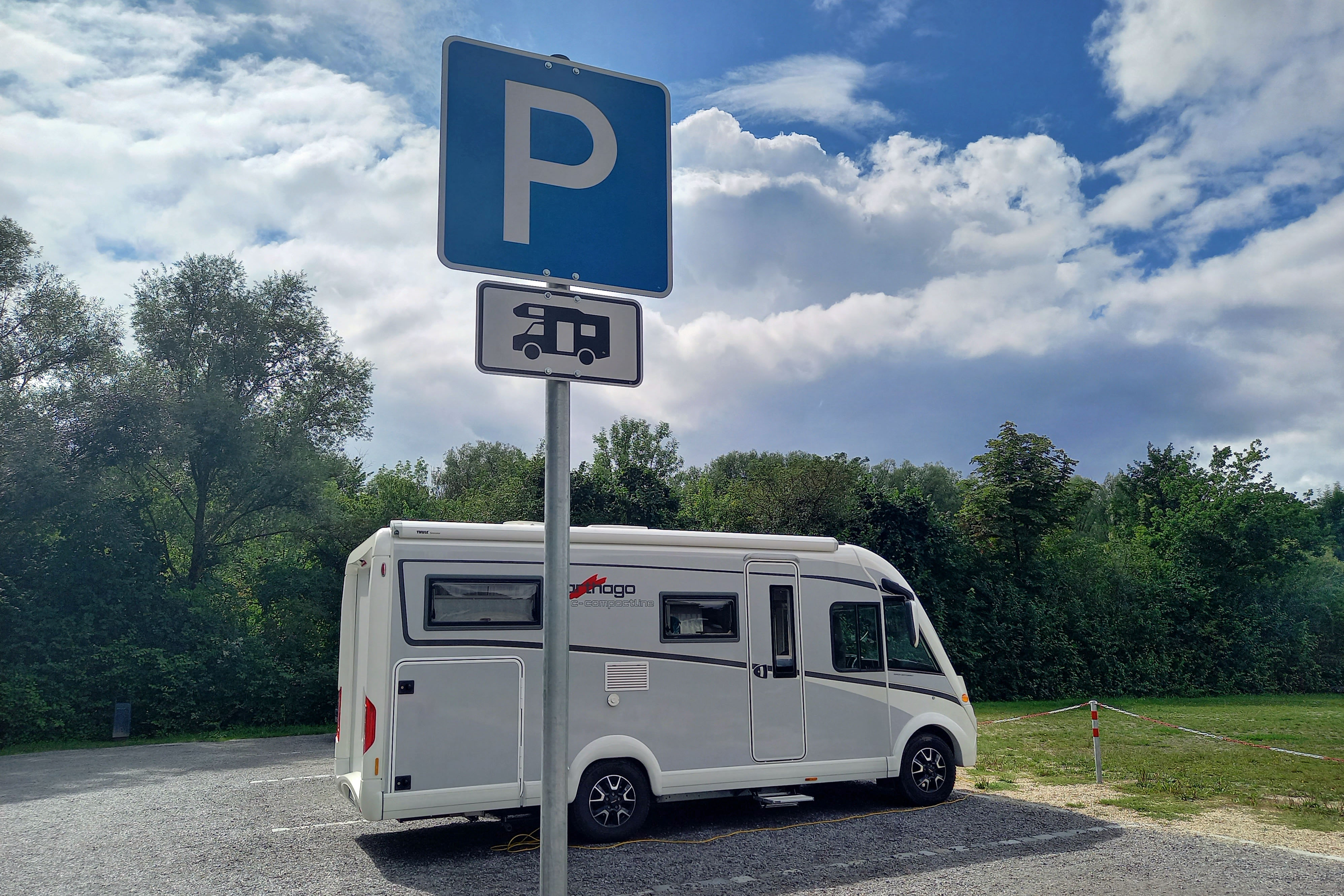 Campingwagen und ein Parken-Verkehrszeichen