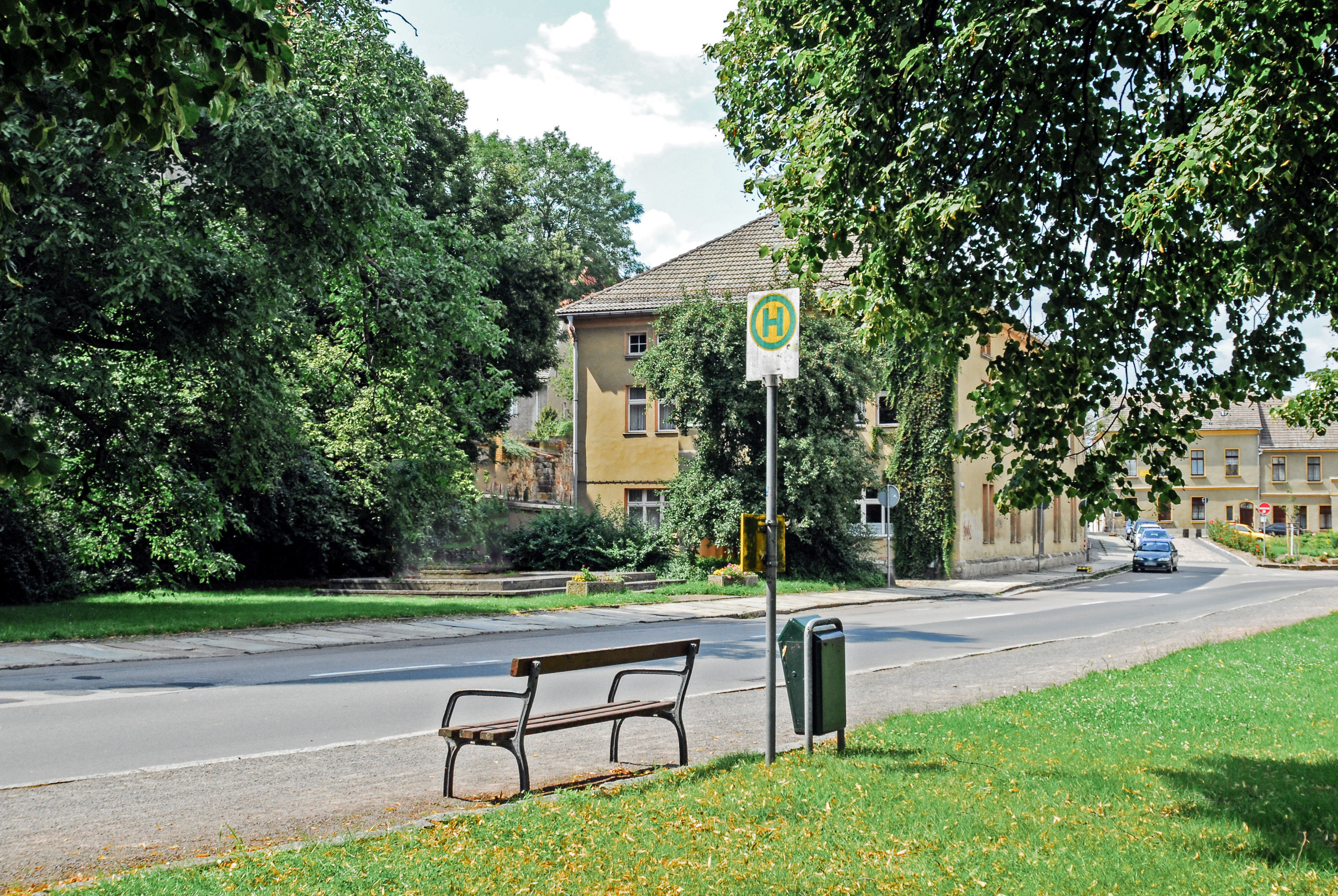 Bushaltestelle am Rande der Stadt