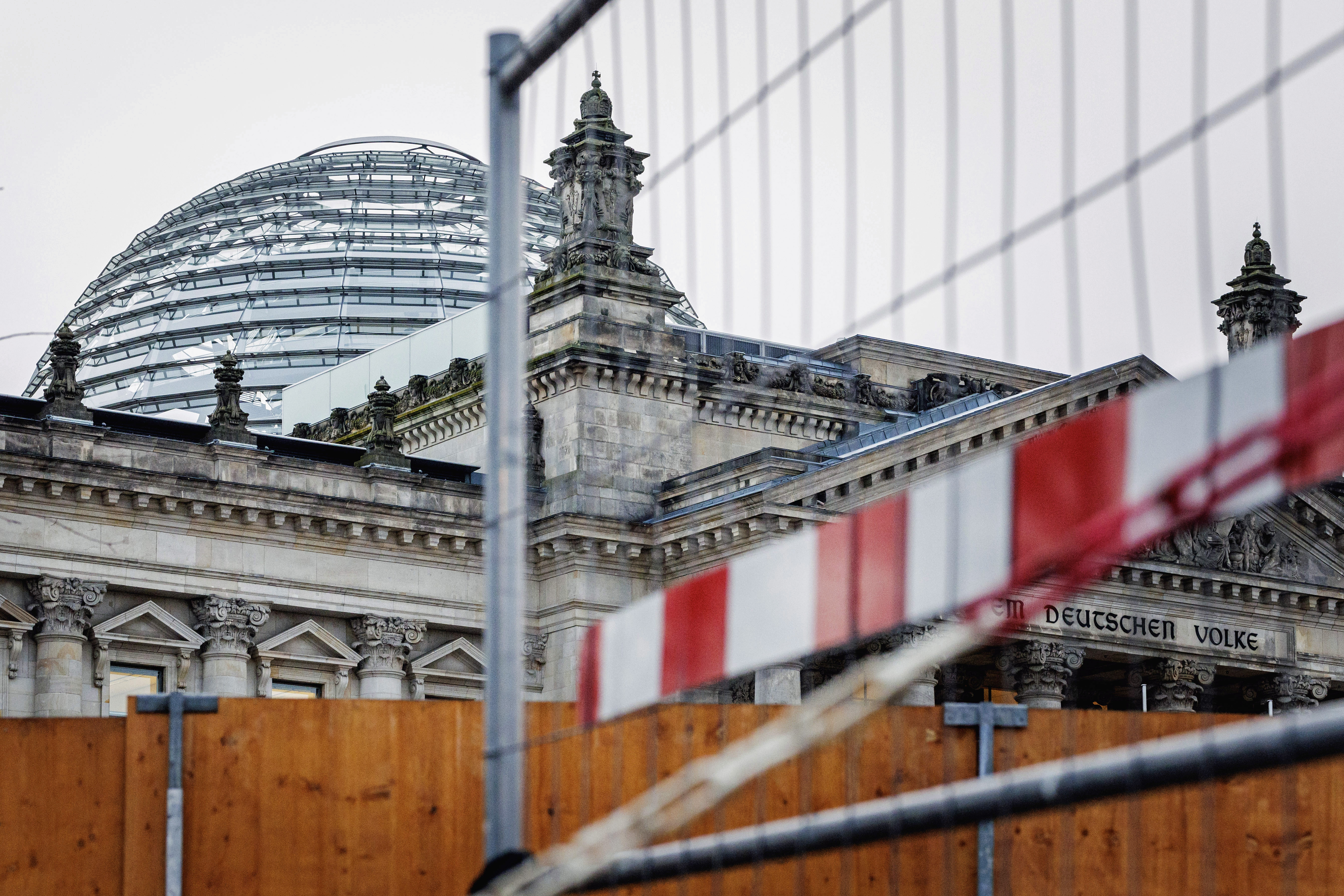 Reichstagskuppel und Bauzaun