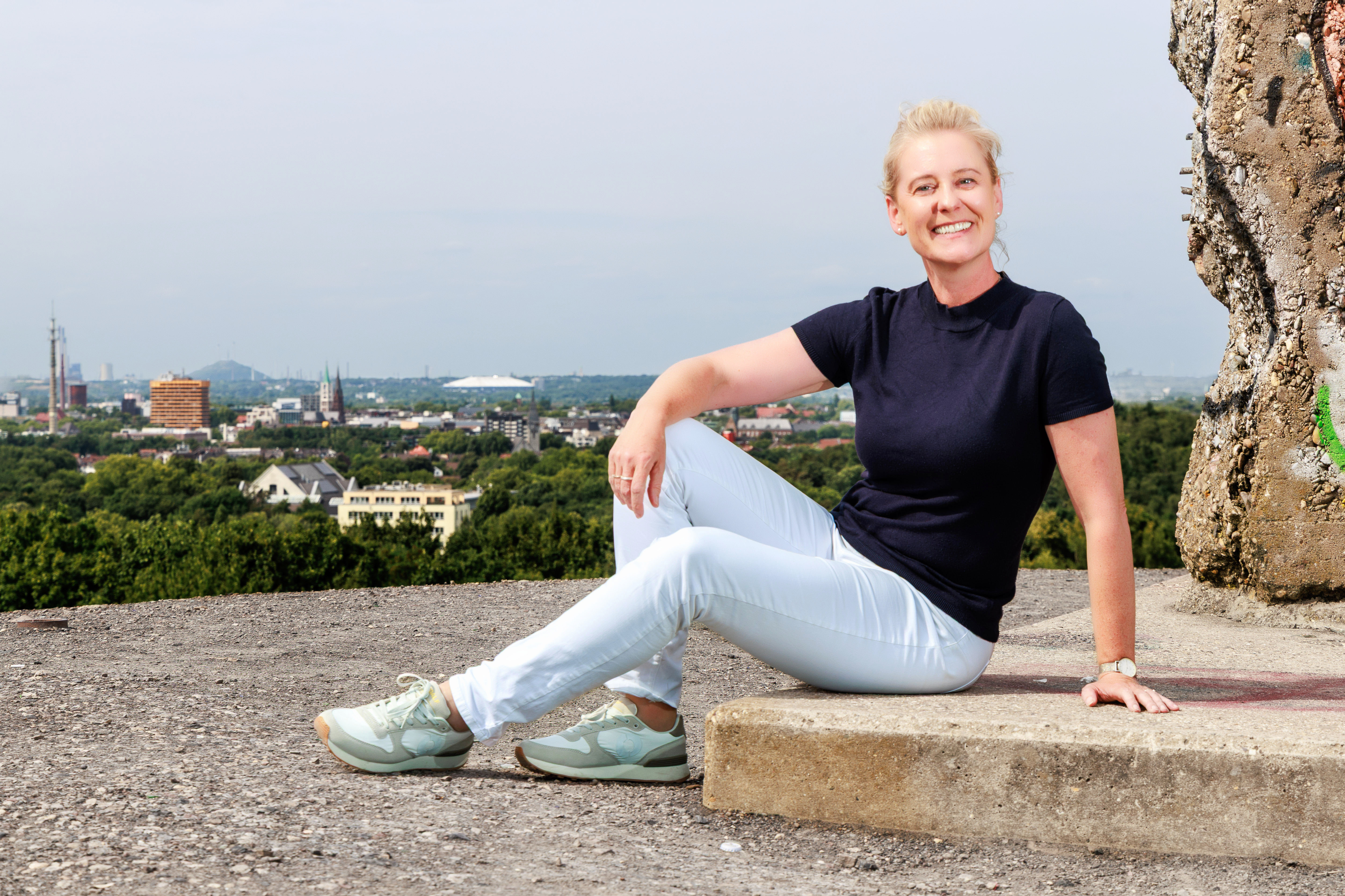 Andrea Henze sitzt auf einer Stufe