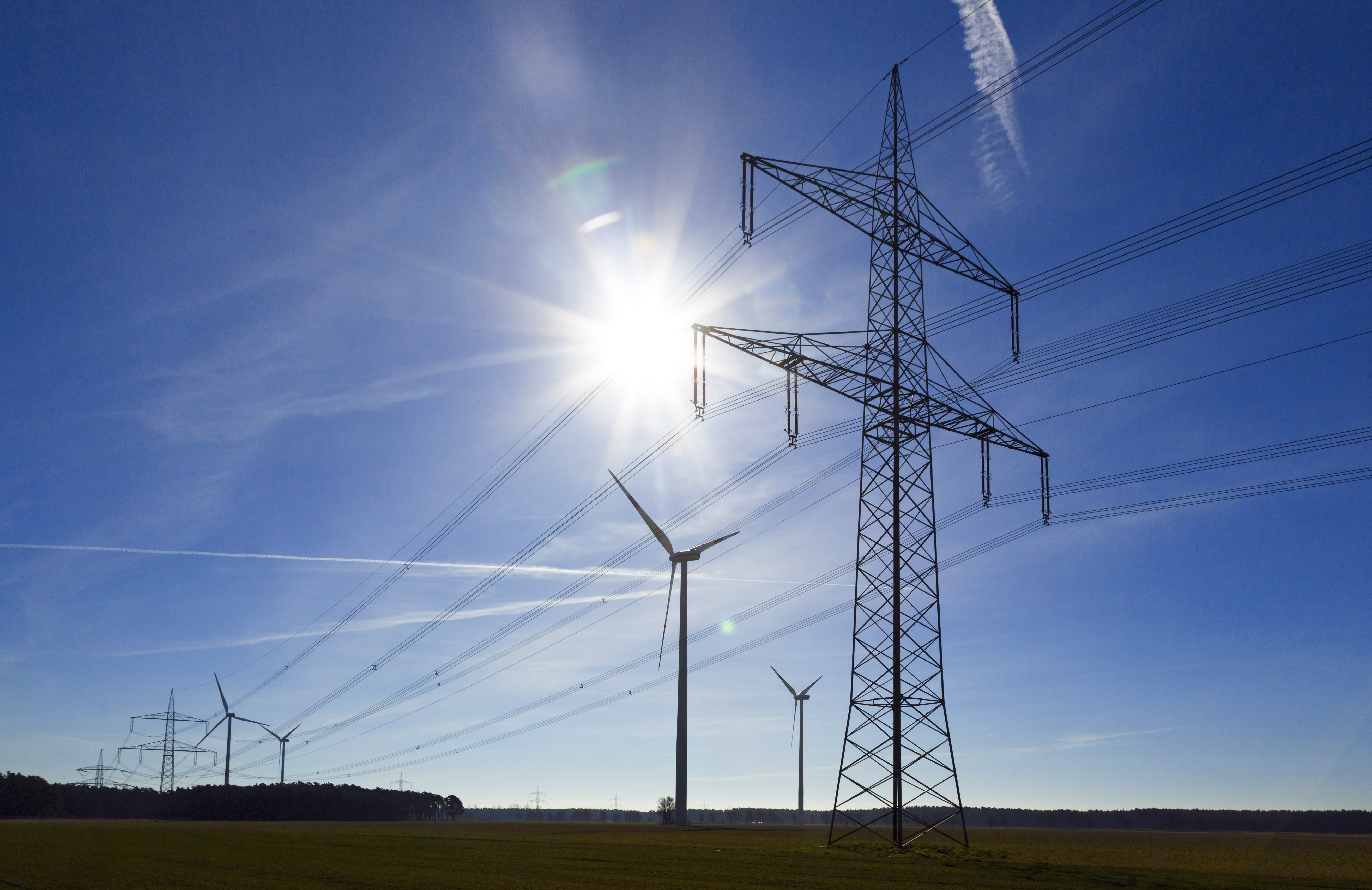 Strommast vor Sonnenlicht