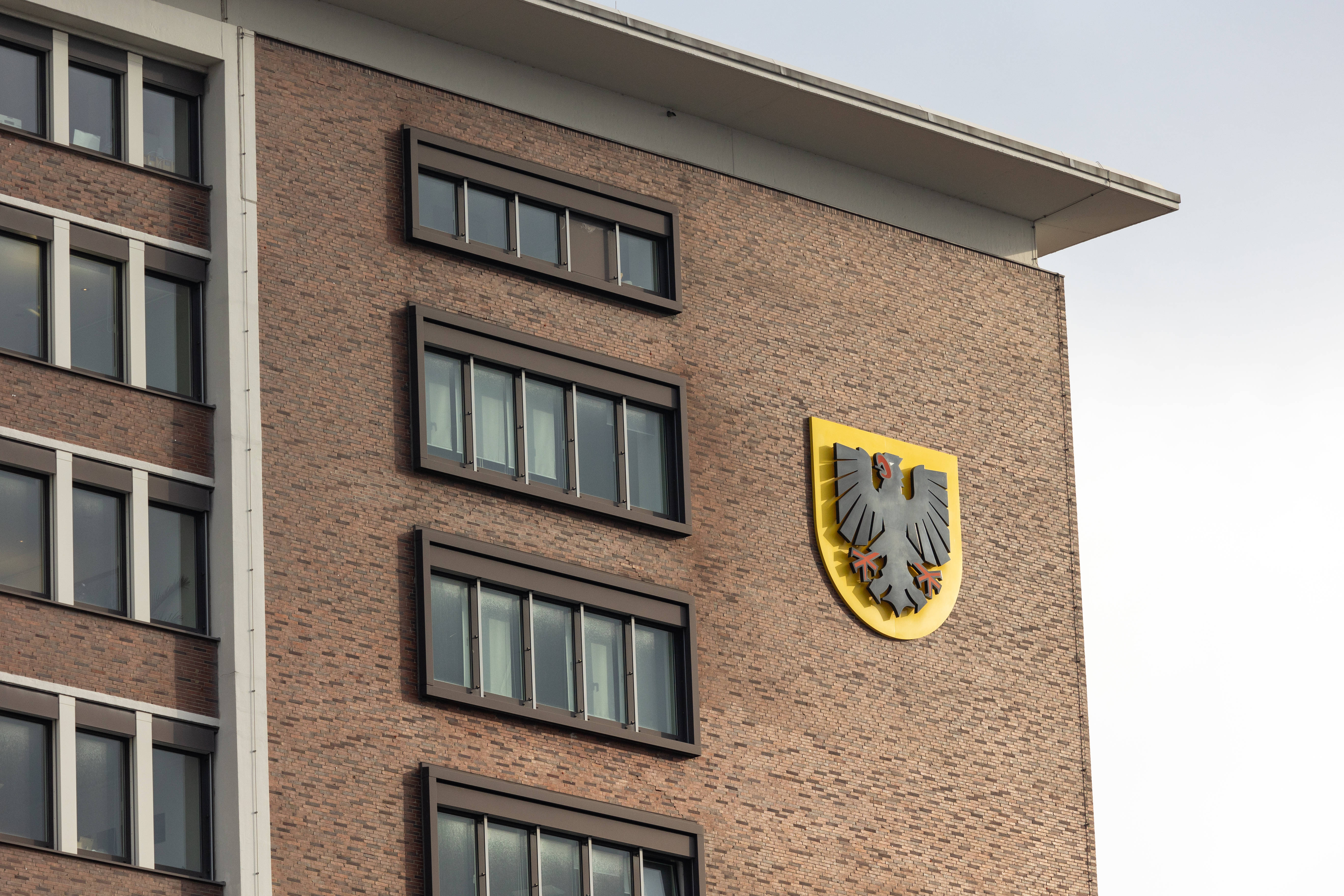 Fassade des Stadthauses Dortmund mit Wappen