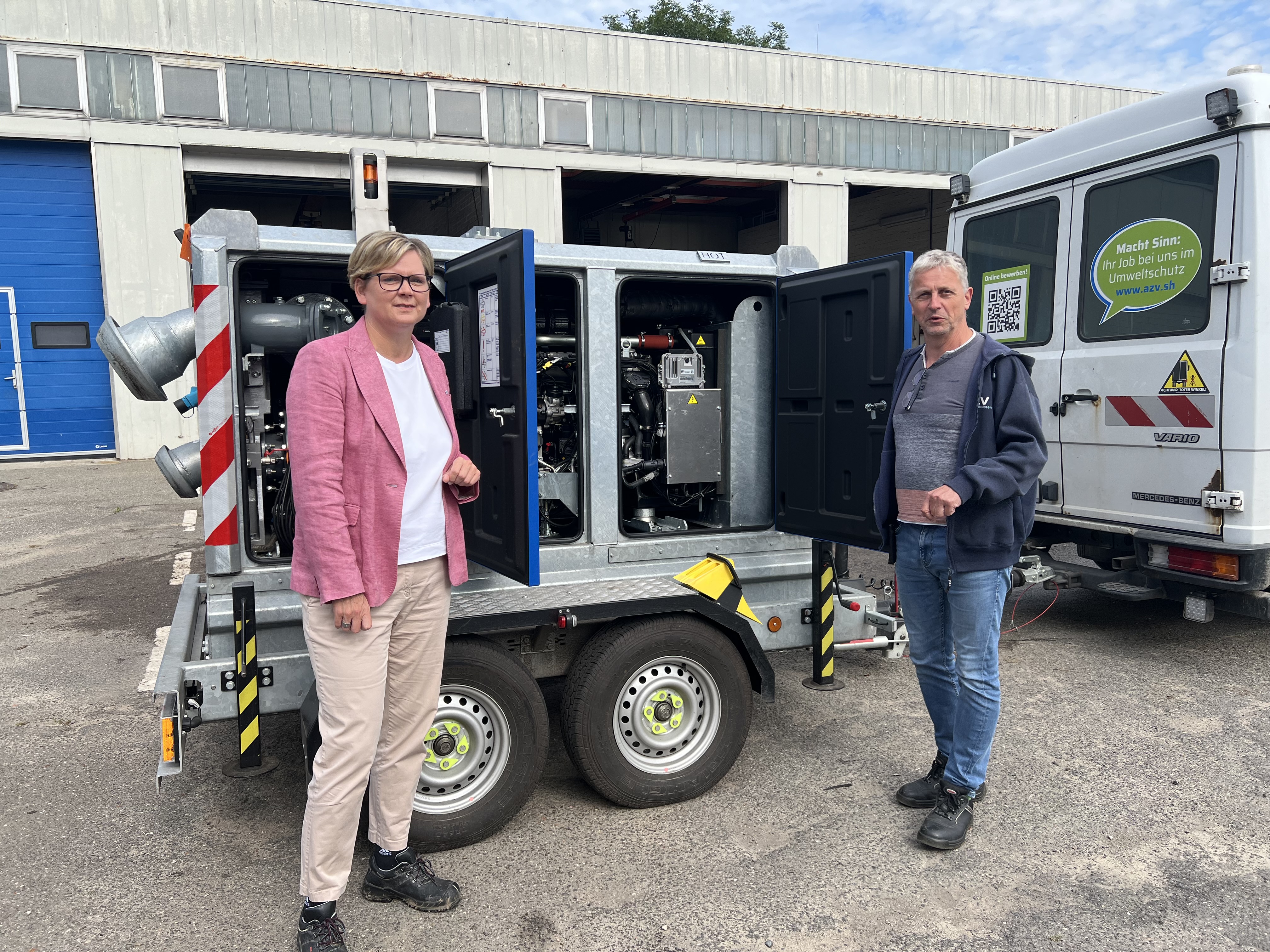 Ein Mann und eine Frau vor Pumpen-Wagen