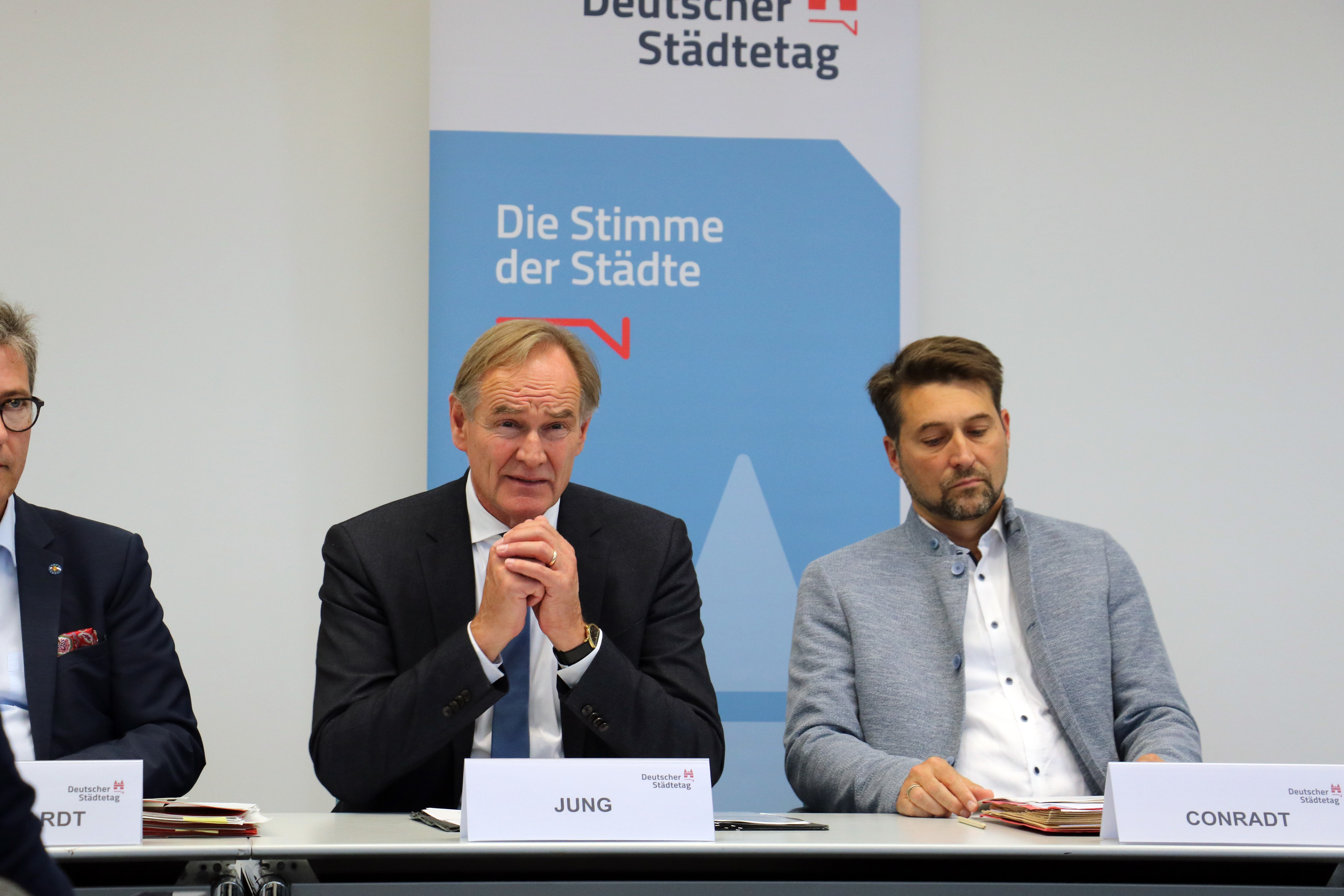 Burkhard Jung und Uwe Conradt sitzen an einem Tisch