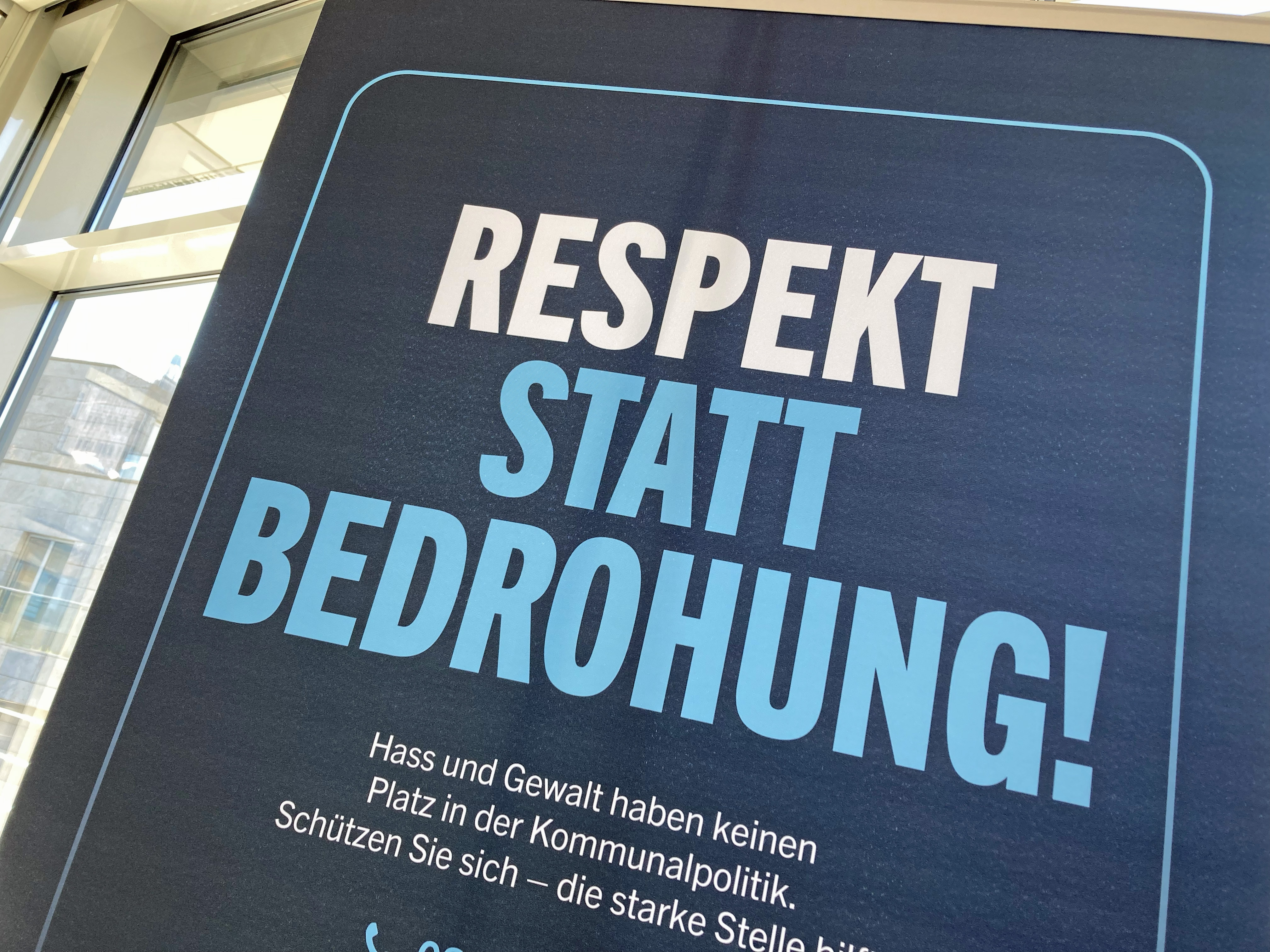 Aufsteller mit der Aufschrift Respekt statt Bedrohung!