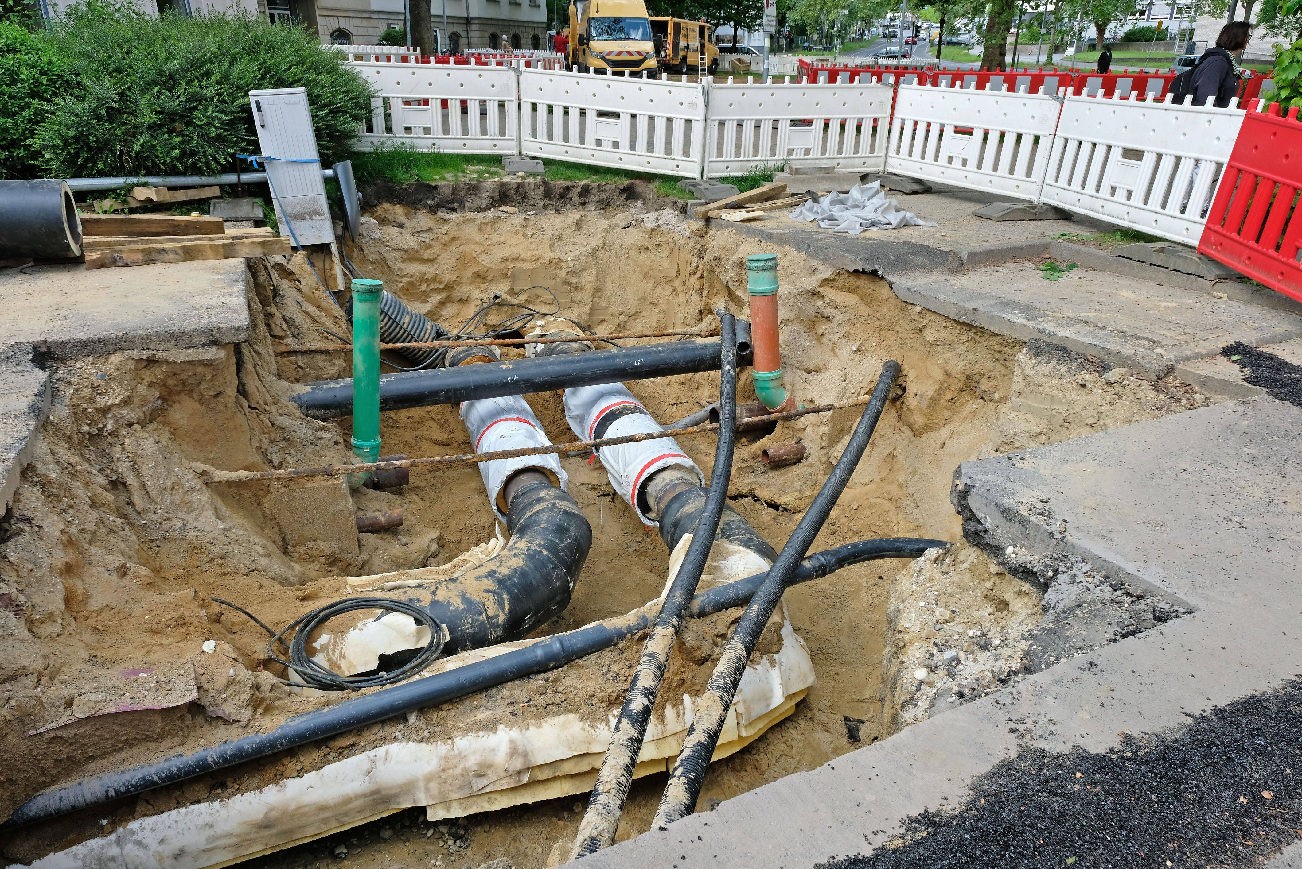 Baustelle mit Rohren in der Erde