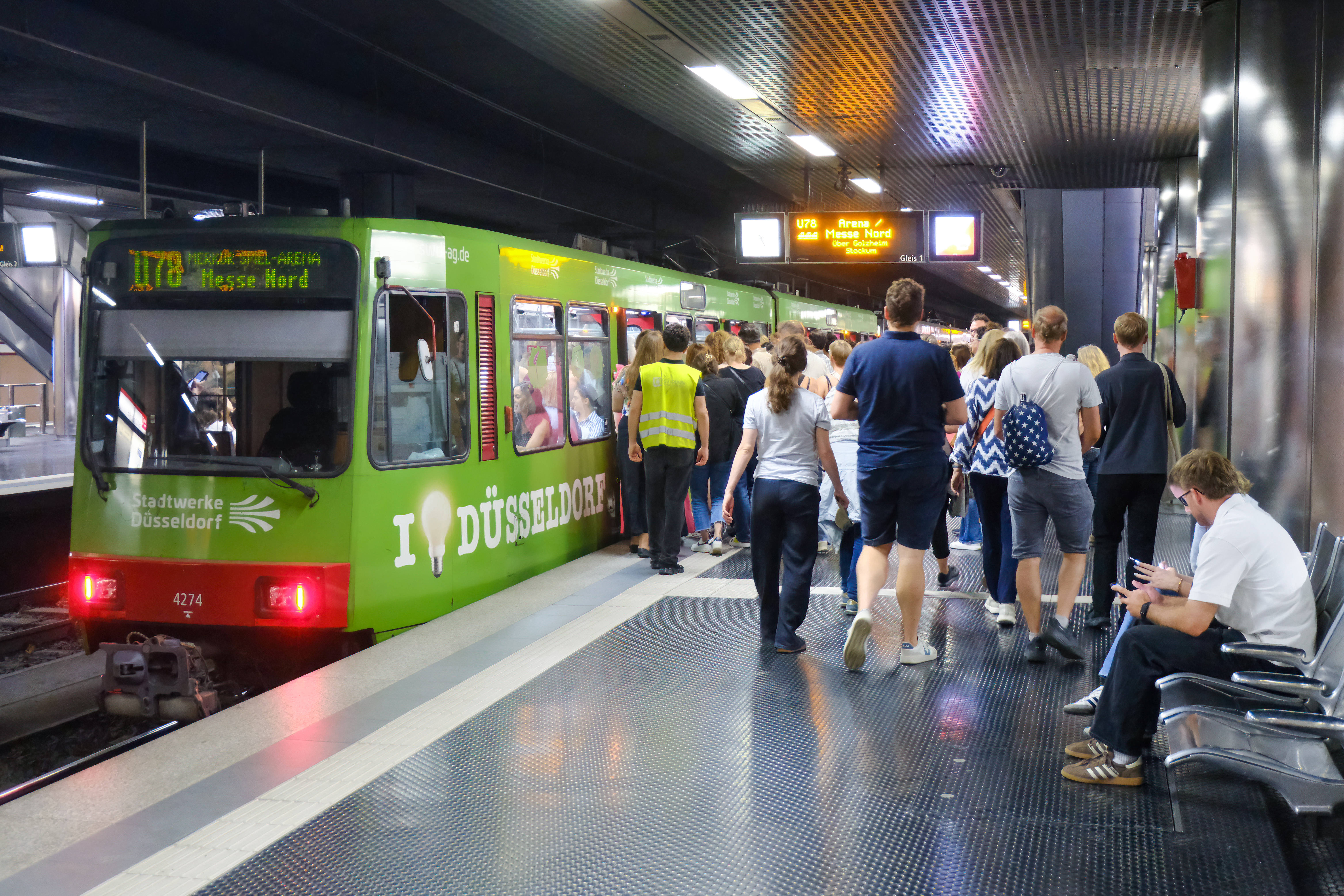 Menschen steigen in eine U-Bahn