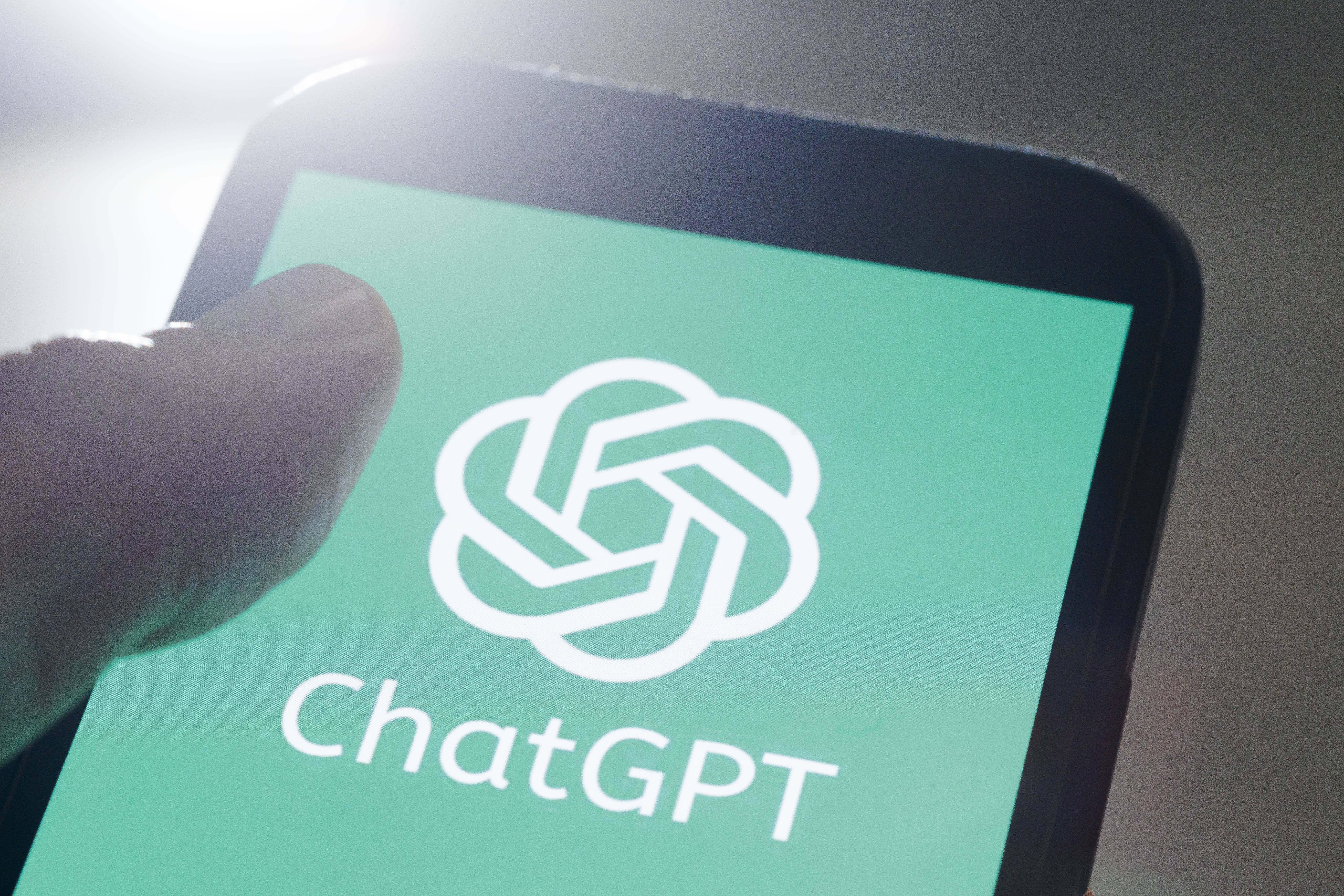Logo des Chatbots ChatGPT auf Handydisplay