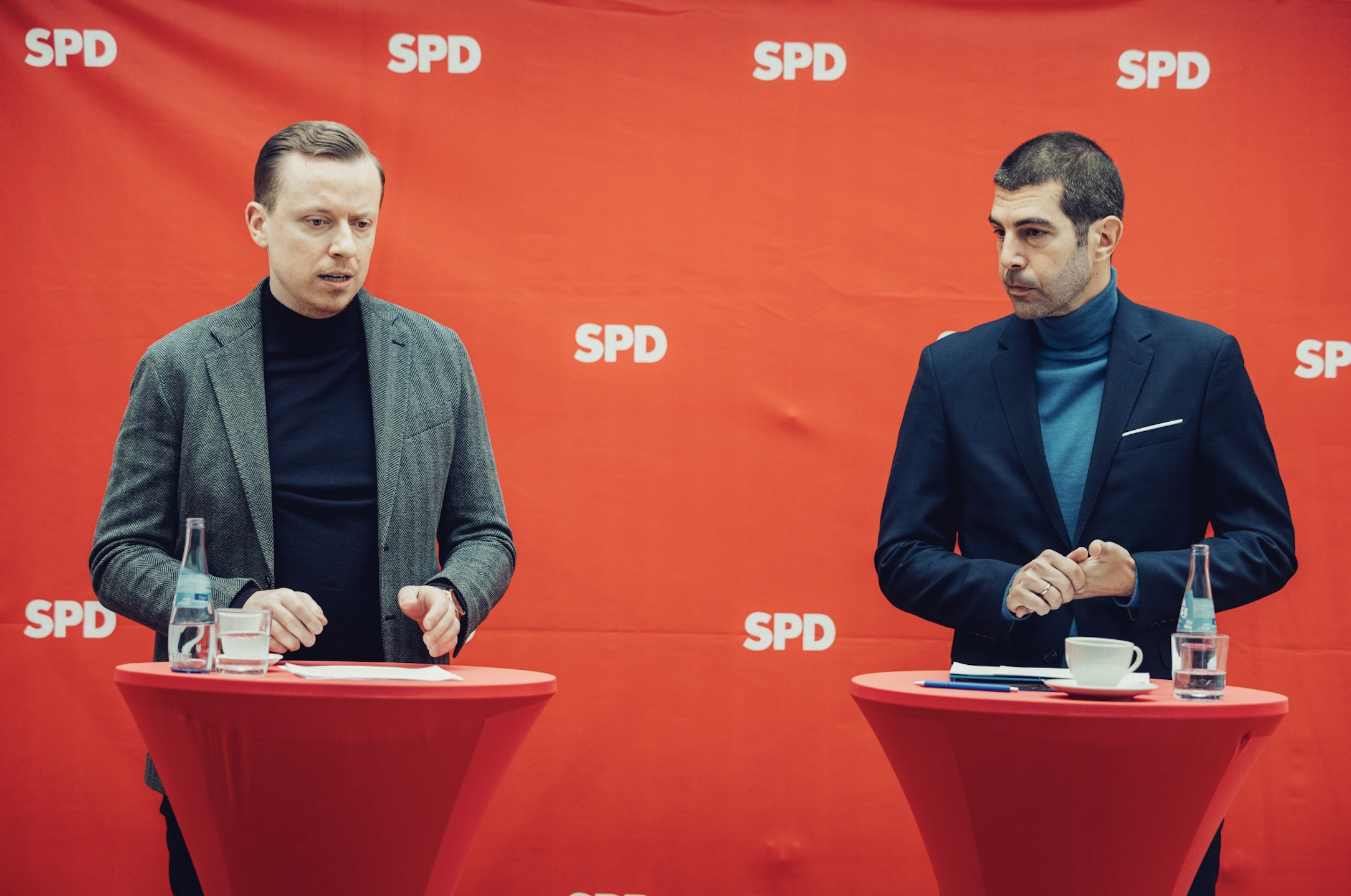 Adis Ahmetović, (links) sowie der Oberbürgermeister-Kandidat Axel von der Ohe 