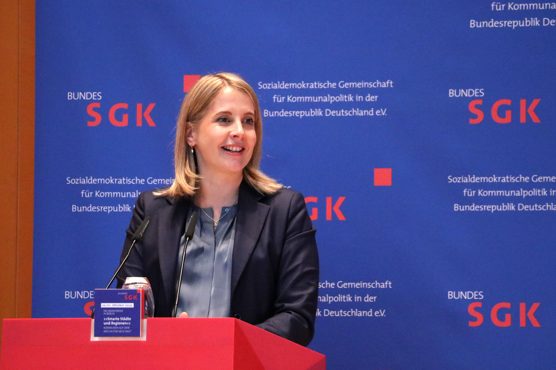 Bundesbauministerin Verena Hubertz (SPD) auf der SGK-Fachkonferenz am 10. Oktober 2025