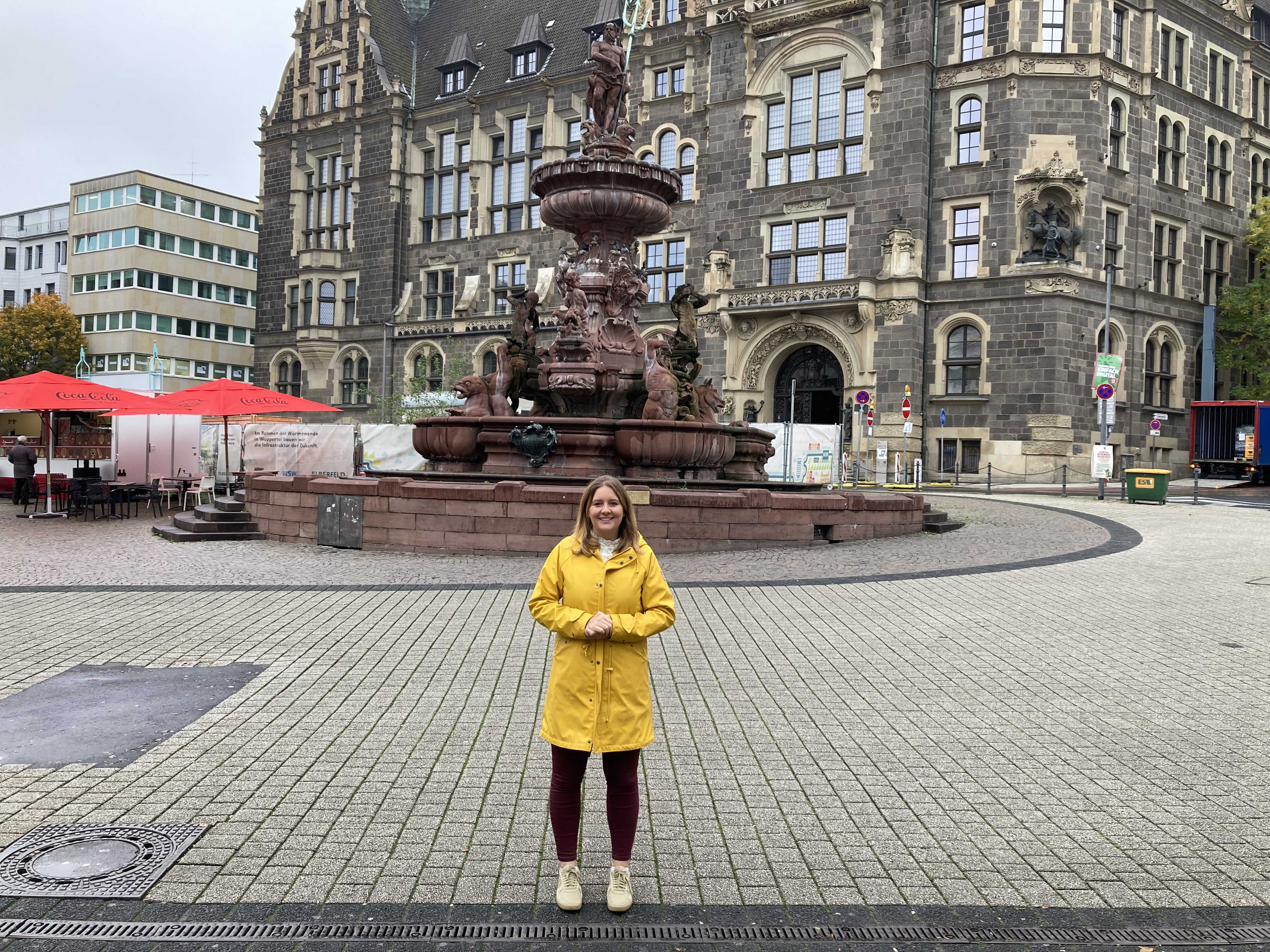 Miriam Scherff vor dem Wuppertaler Rathaus