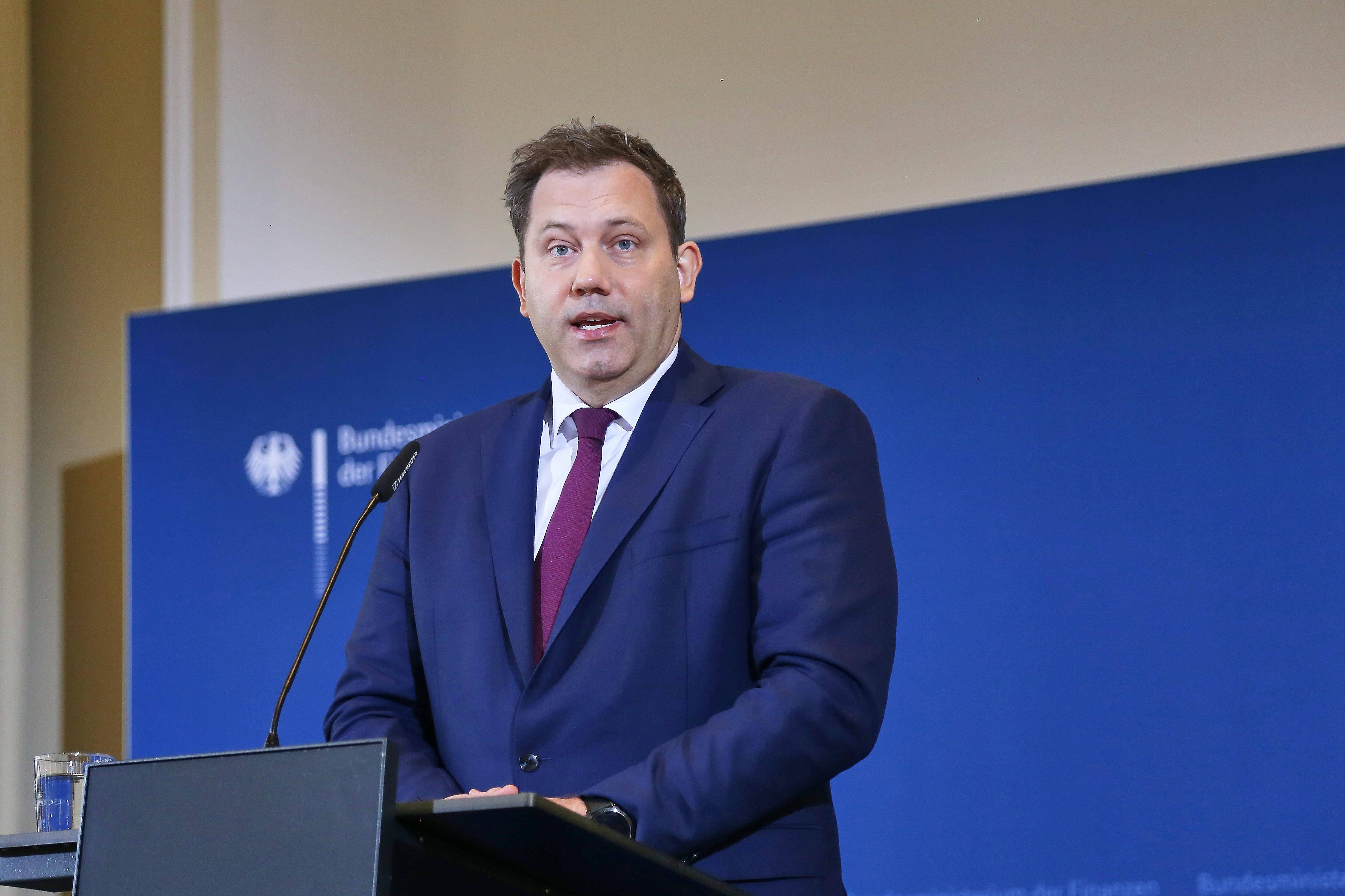 Lars Klingbeil an Pult vor blauer Wand