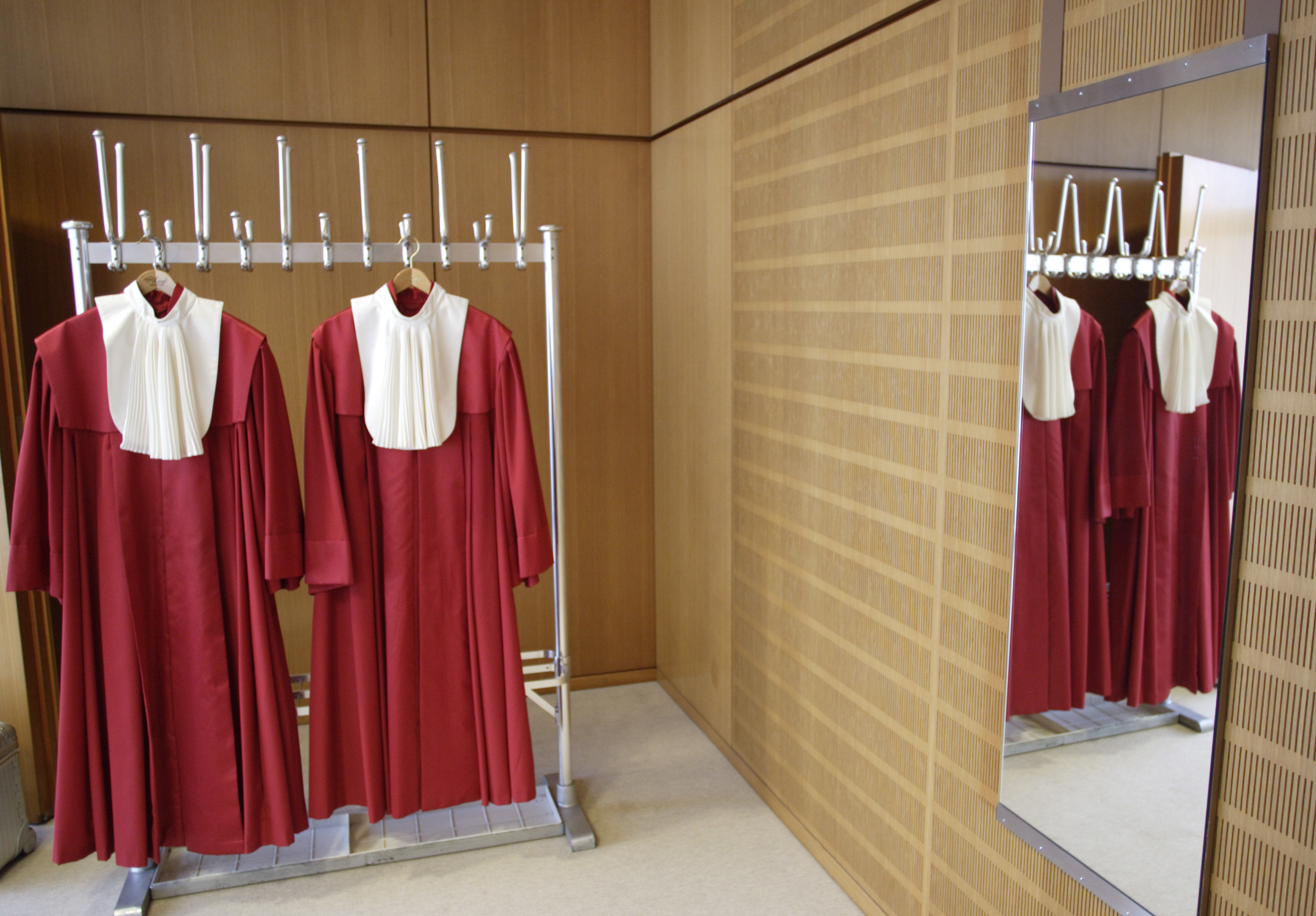 Roben von Verfassungsrichtern an einer Garderobe