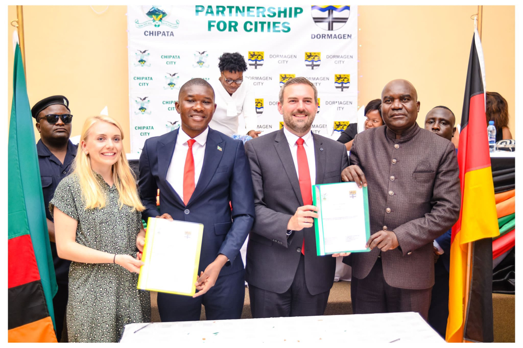 Menschen halten Urkunden hoch