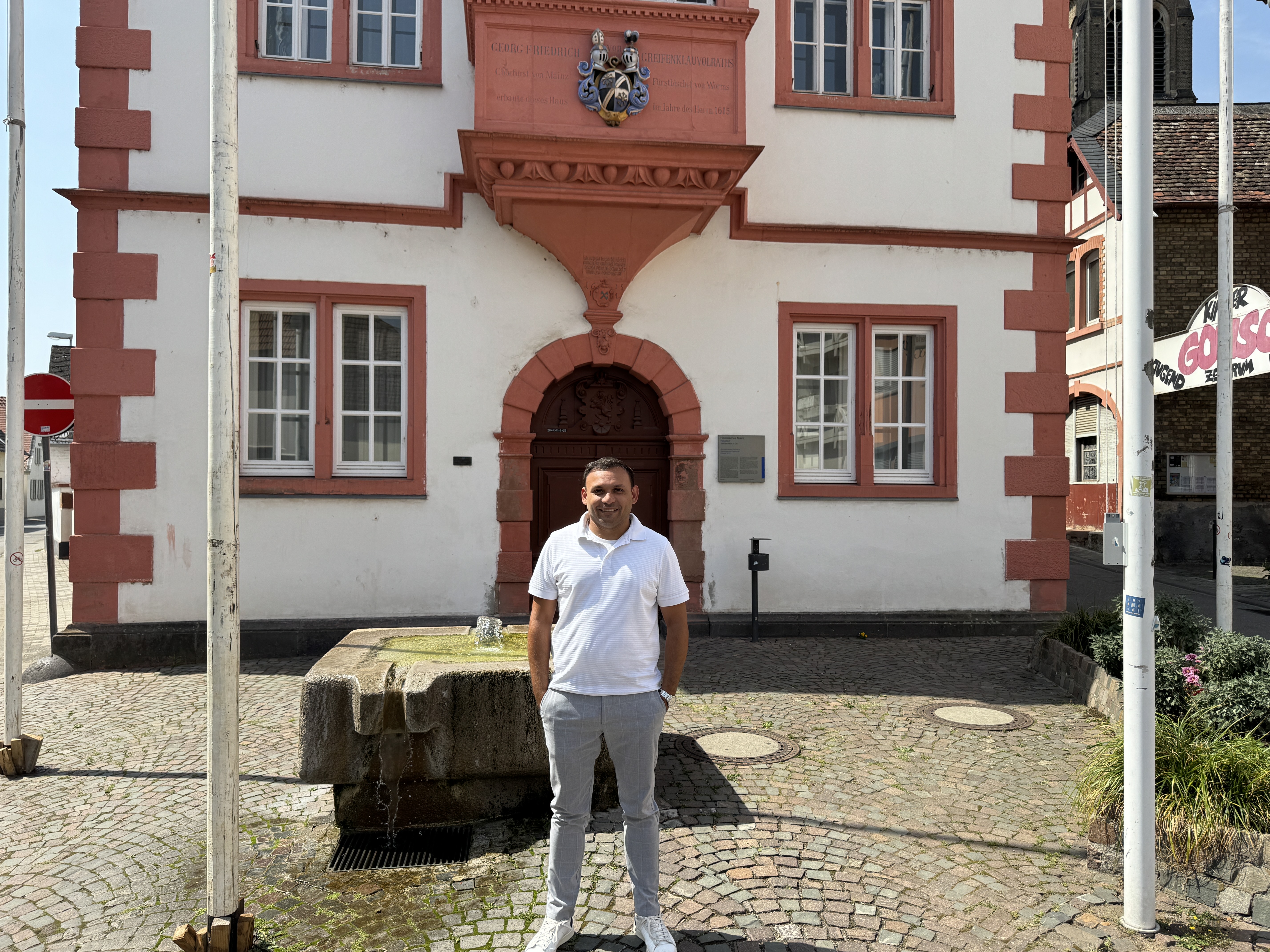 Giovanni Rappa vor dem Gonsenheimer Rathaus in Mainz