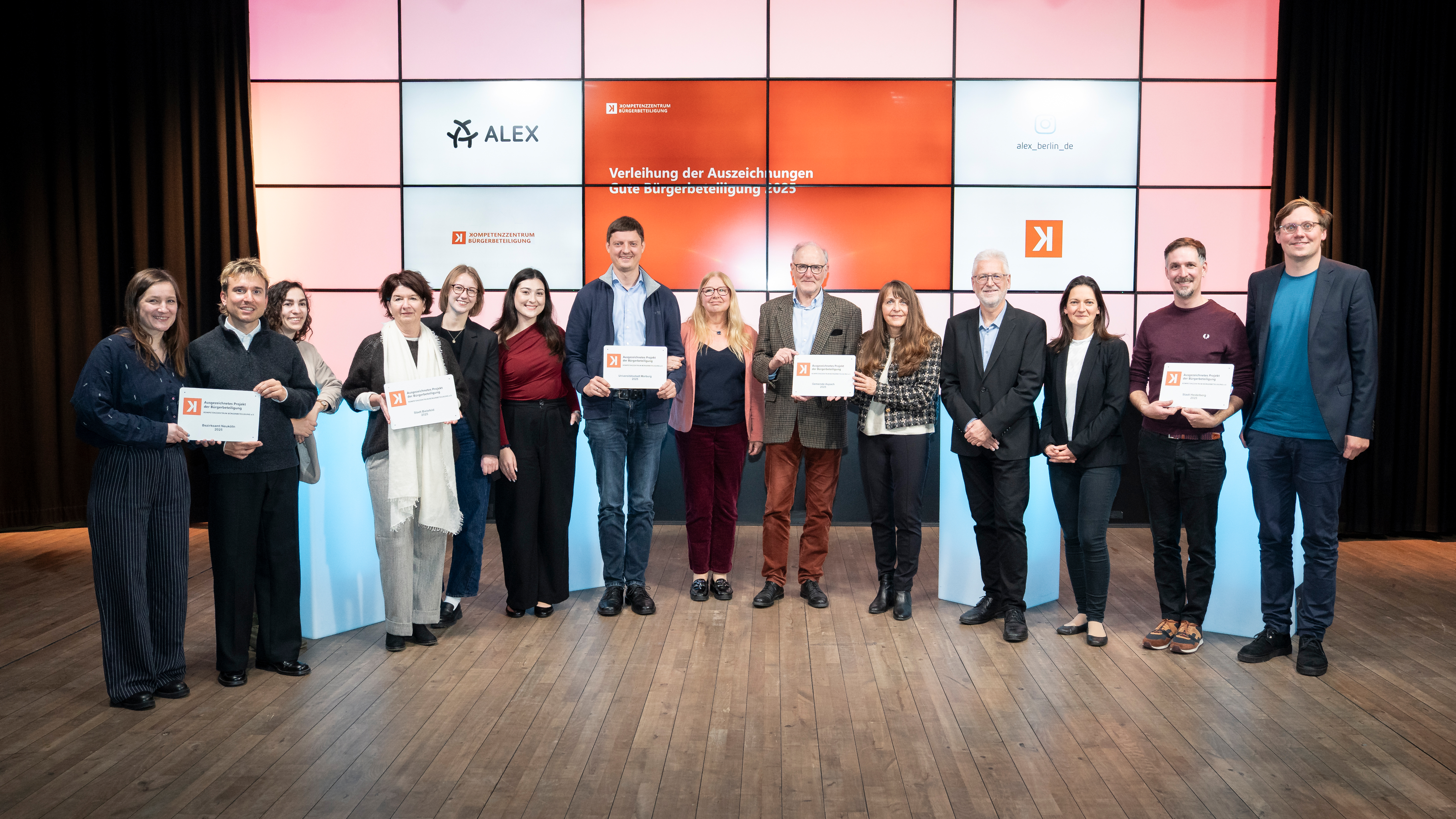 Vertreter der Preisträger-Kommunen Bielefeld, Aspach, Neukölln, Heidelberg und Marburg sowie die Moderatoren Nora Regös und Andreas Paust