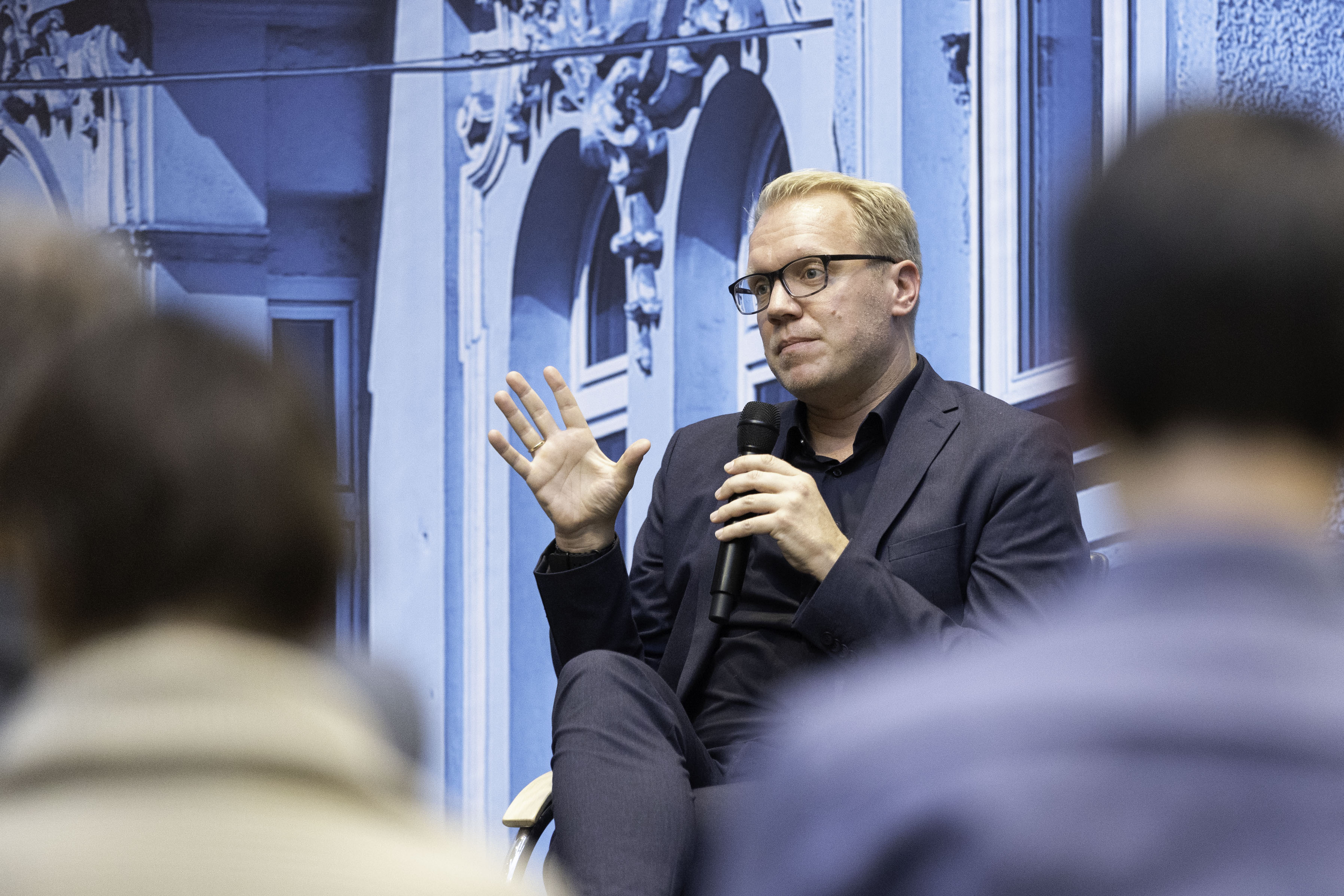 Hendrik Bollmann mit Mikrofon