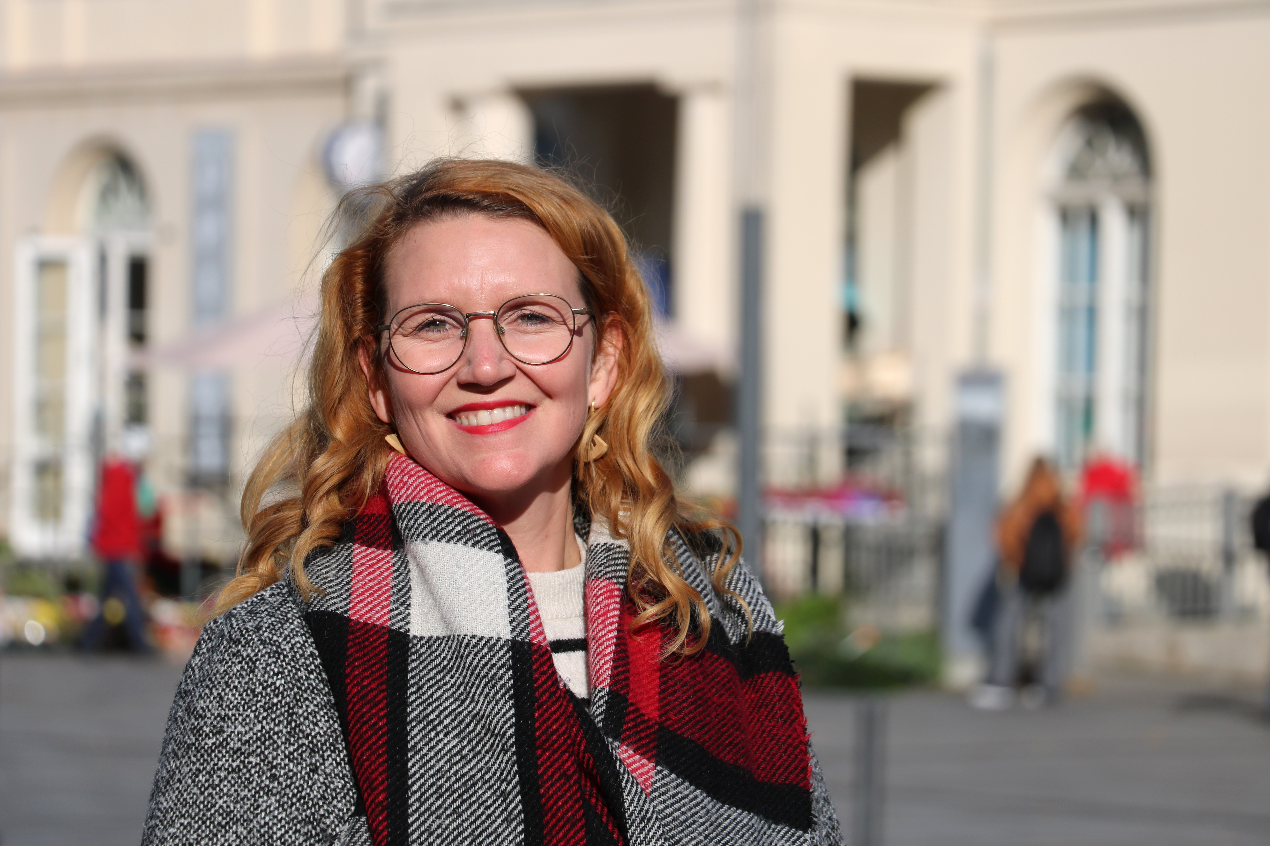 Jennifer Collin-Feeder vor dem Oranienburger Bahnhof