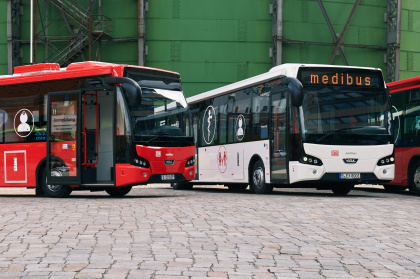 Zwei Medibusse der Deutschen Bahn